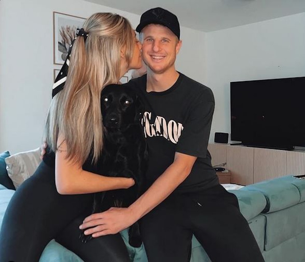 Martin Hinteregger mit seiner Freundin und dem gemeinsamen Hund.