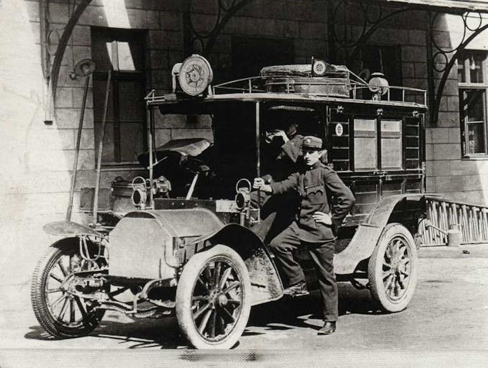 Im Jahr 1905 war die Berufsrettung dann auch in ihrem ersten motorisierten Fahrzeug unterwegs.