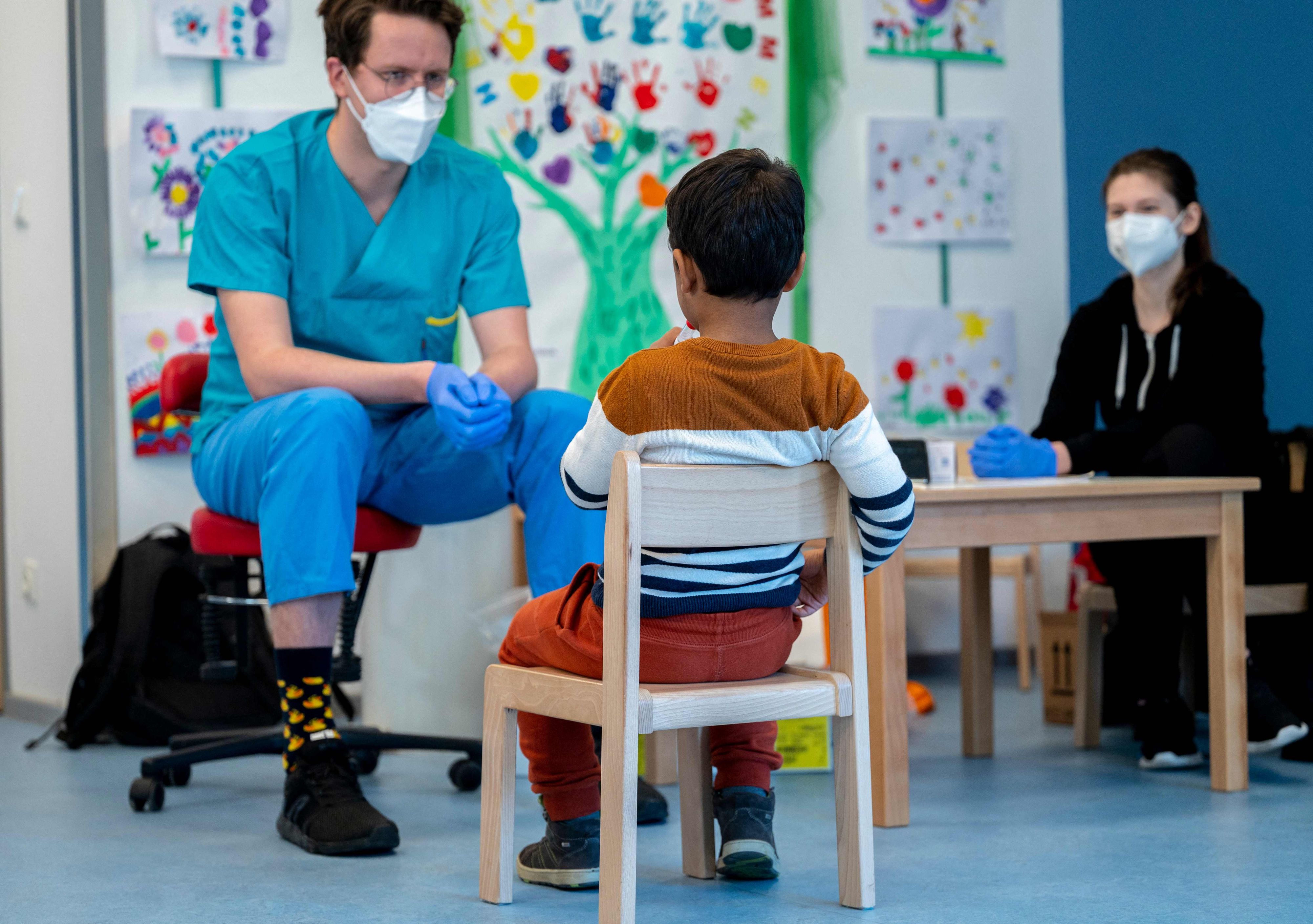 Download von www.picturedesk.com am 08.12.2021 (11:57).  Medical workers follow as pre-school boy uses a newly developed, lollipop-shaped Covid-19 test prior to the testing of pre-schoolers at the 'City of Vienna Kindergarten' in Vienna, Austria on April 28, 2021. - The new lollipop test, a more sensible alternative to other testing options, is being rolled out in some of Austria's kindergartens as an alternative for toddlers who don't take well to throat or nose swabs a spokesperson for the regional government told AFP. (Photo by JOE KLAMAR / AFP) - 20210428_PD10293 - Rechteinfo: Rights Managed (RM) Nur für redaktionelle Nutzung! Werbliche Nutzung erfordert Freigabe: bitte schicken Sie uns eine Anfrage.