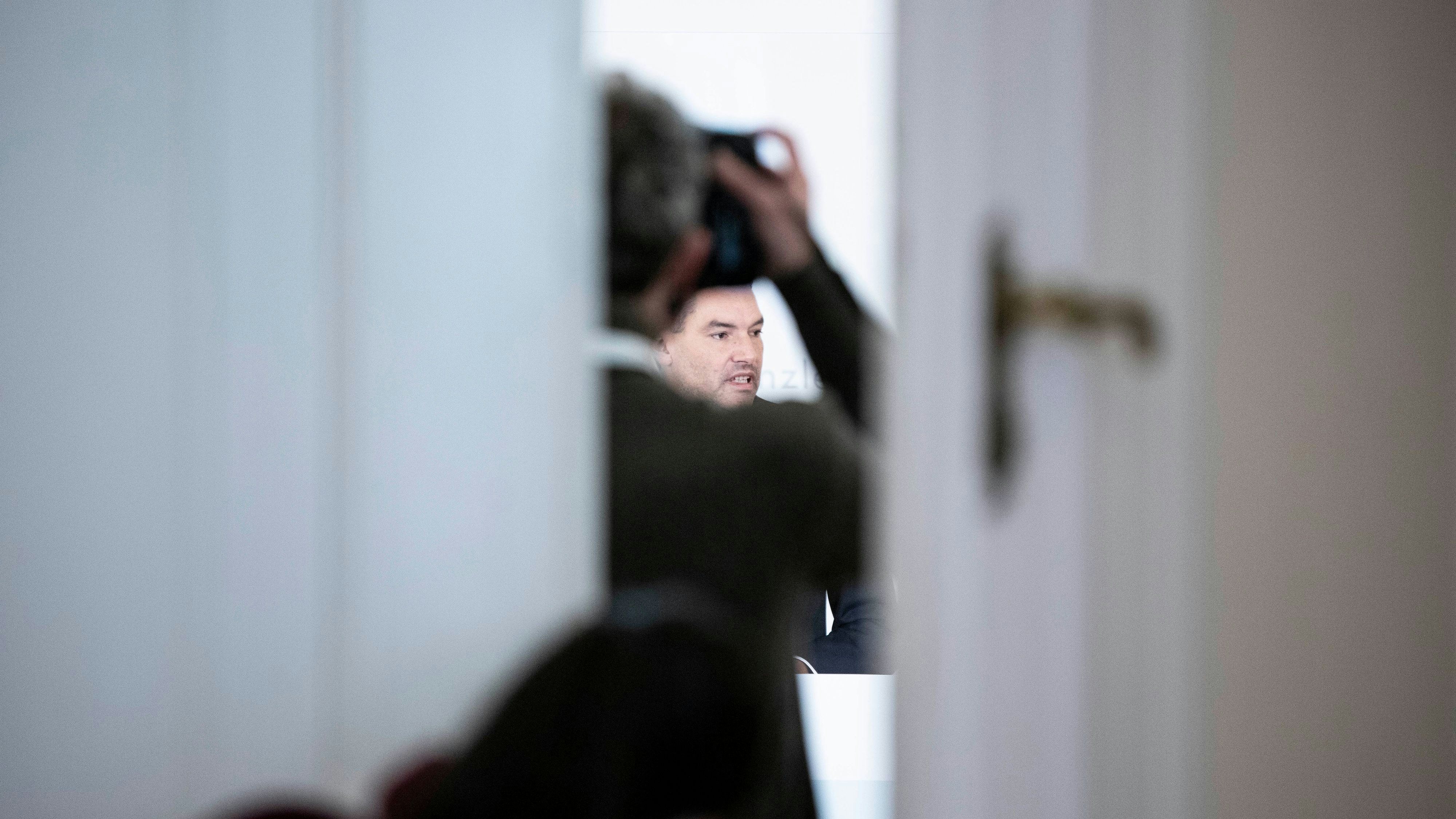 Bundeskanzler Karl Nehammer tagt im Minsterrats-Sitzungssaal mit den Länderchefs und Experten.