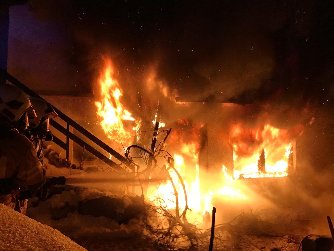 In Jenbach (Bezirk Schwaz) kam es in einem Keller zu einem Brand, bald darauf stand das gesamte Gebäude in Flammen.