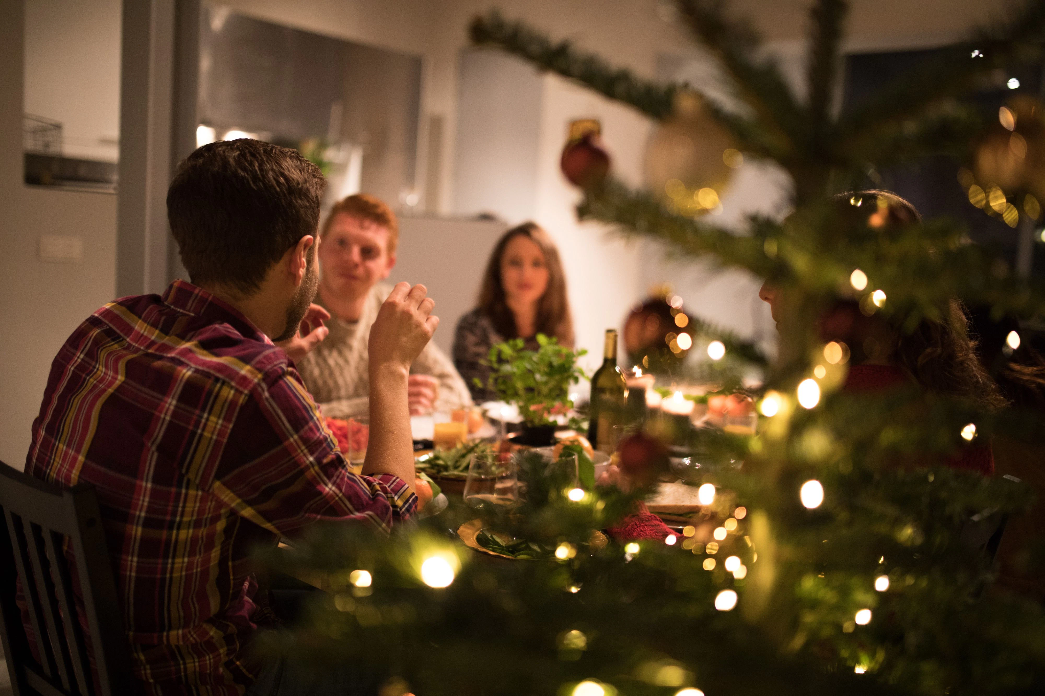 Vor allem über die Weihnachtsfeiertage finden vermehrt Treffen mit Familie und Freunden statt.