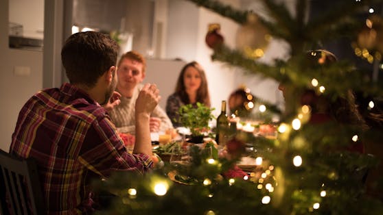 Vor allem über die Weihnachtsfeiertage finden vermehrt Treffen mit Familie und Freunden statt.
