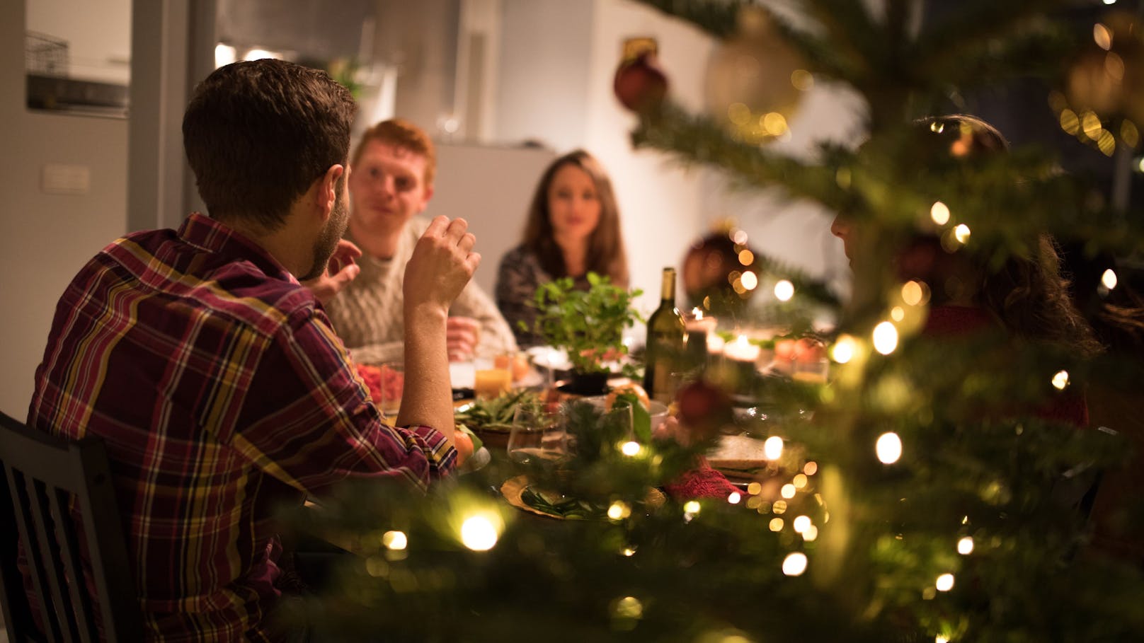 Über die Weihnachtsfeiertage finden vermehrt Treffen mit Familie und Freunden statt.