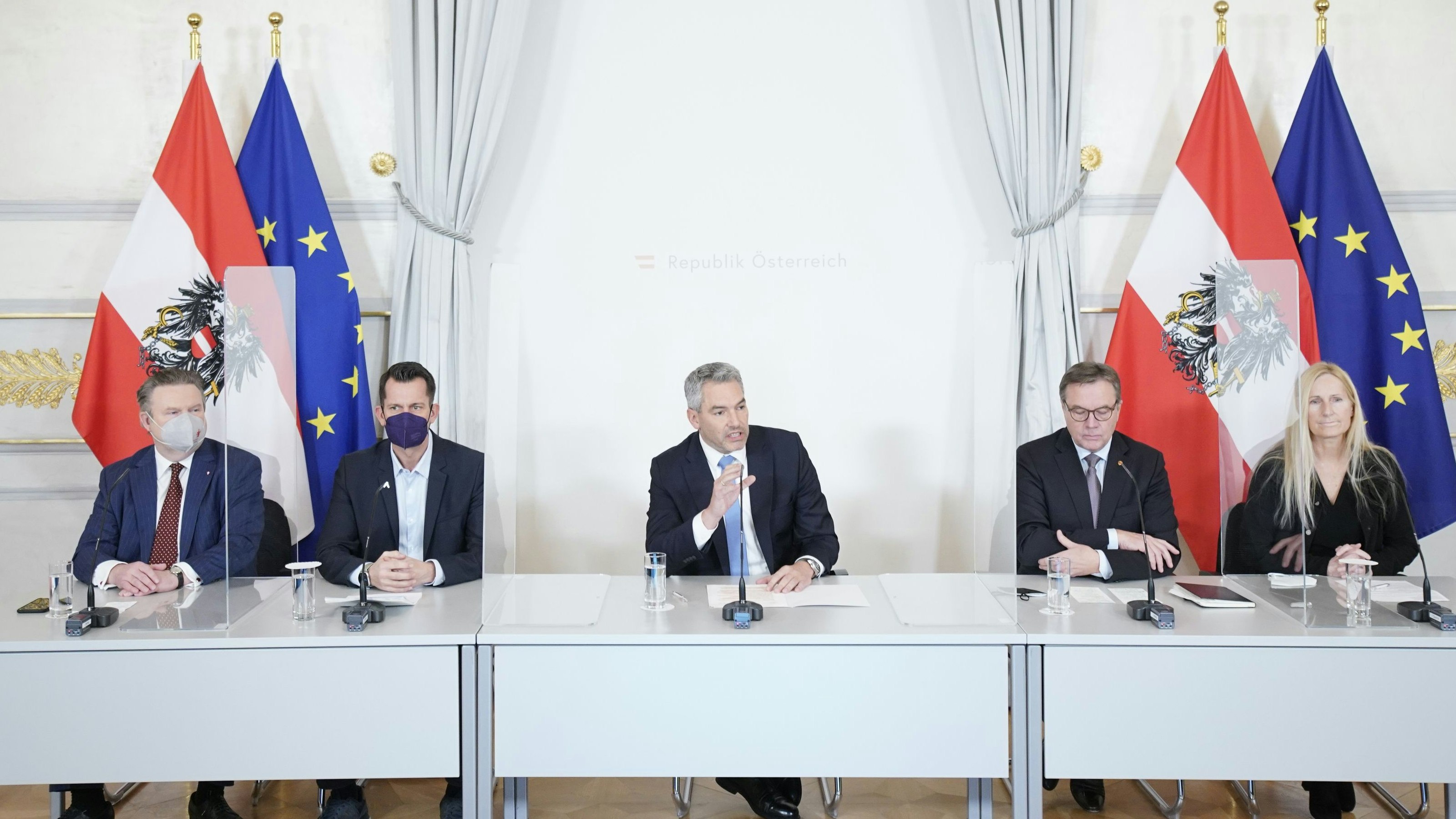 Sitzen ist das neue Stehen: Pressekonferenz nach dem Corona-Gipfel