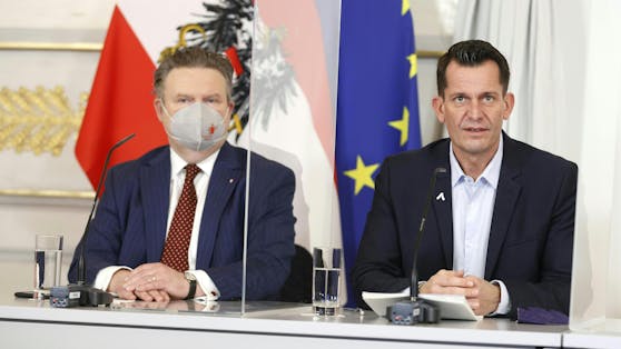 Gesundheitsminister Wolfgang Mückstein (Grüne, re.) und Wiens Bürgermeister Michael Ludwig (SPÖ, li.) im Rahmen der Pressekonferenz am 08.12.2021. 