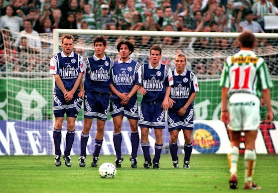 In der Mitte der Mauer: Reinhold Breu. Ganz rechts: Manfred Schmid. Dieser Derby-Schnappschuss wurde 1996 aufgenommen.