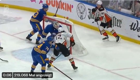 Hier lupft&nbsp;Trevor Zegras den Puck zu seinem Kollegen.