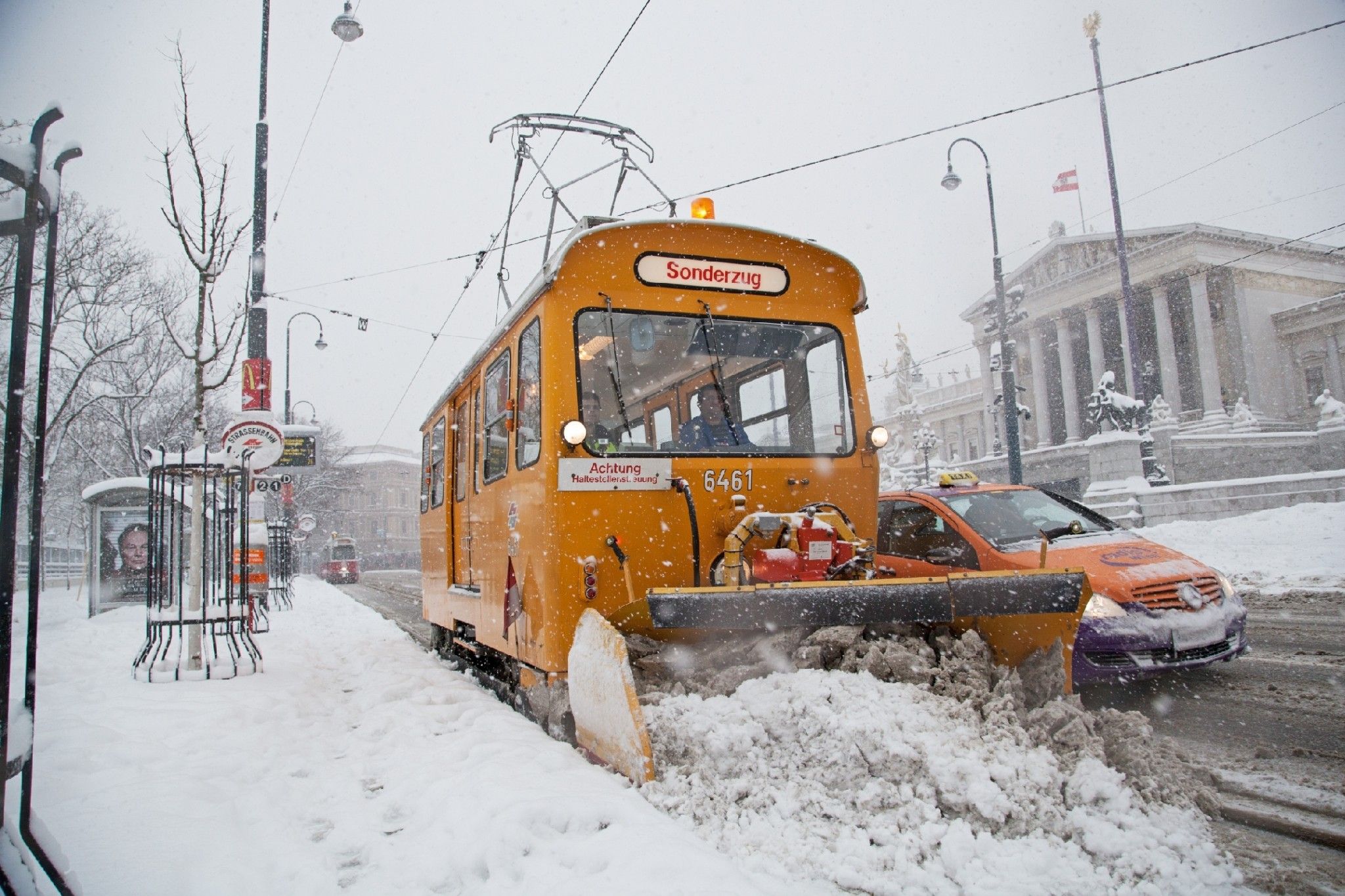 Auch die Wiener Linien räumen ihre Gleise. Im Bild: ein Schneepflug der Tpye LH am Renner Ring