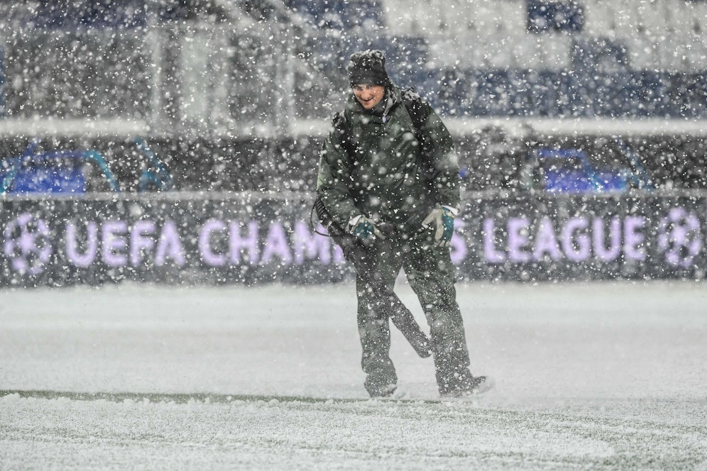 In Bergamo kann wegen starken Schneefalls nicht angepfiffen werden.