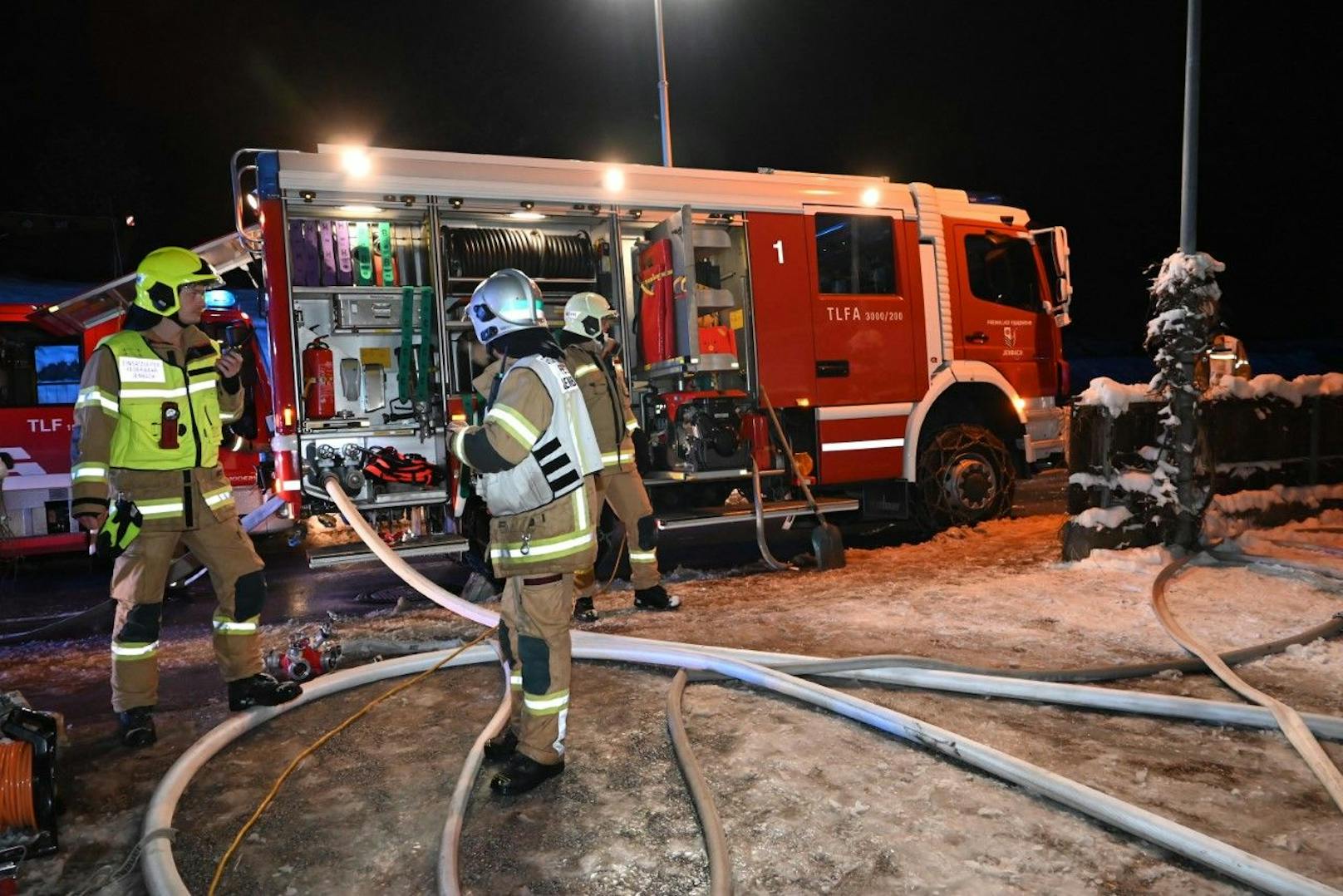 In Jenbach (Bezirk Schwaz) kam es in einem Keller zu einem Brand, bald darauf stand das gesamte Gebäude in Flammen.