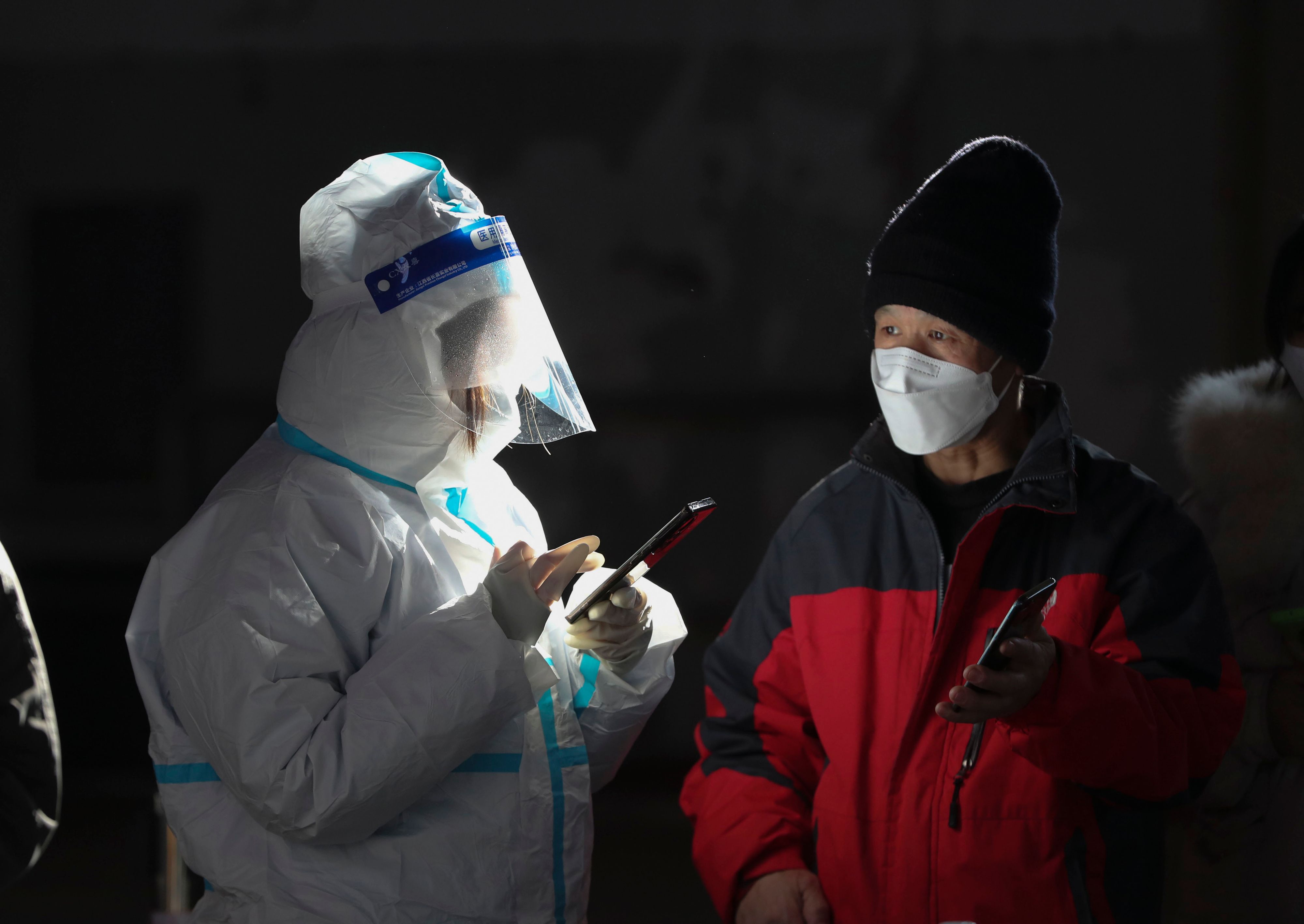 Download von www.picturedesk.com am 08.12.2021 (10:30).  (211206) -- HARBIN, Dec. 6, 2021 (Xinhua) -- A resident registers for nucleic acid test at a sampling site in Xiangfang District of Harbin, northeast China's Heilongjiang Province, Dec. 6, 2021. Harbin launched the third round of all-inclusive nucleic acid testing in some areas on Monday since new locally transmitted confirmed COVID-19 cases were reported. (Xinhua/Zhang Tao).Xinhua News Agency / eyevine :...http://. - 20211206_PD2954 - Rechteinfo: Rights Managed (RM)