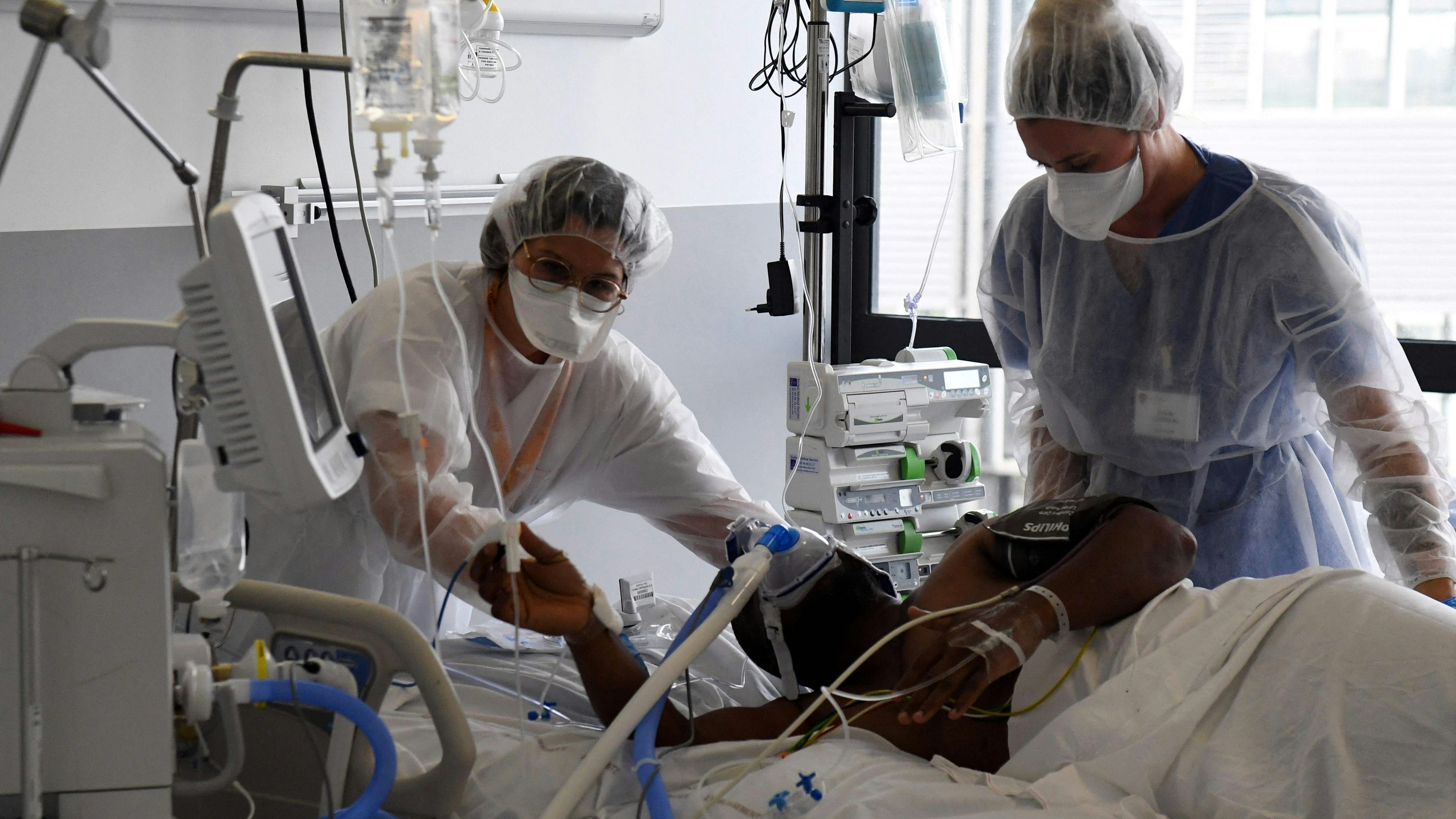 Download von www.picturedesk.com am 08.12.2021 (09:40).  Medical staff members tend to a Covid-19 patient under respiratory assistance, in a room of the intensive care unit of the Pierre Zobda-Quitman University hospital (CHU) in Fort-de-France on the French Caribbean island of Martinique, on December 1, 2021. - Unrest in the neighbouring island and former colonial outpost of Guadeloupe began with a protest over compulsory Covid-19 vaccinations for health workers, but quickly ballooned into a broader revolt over living conditions, and spread to next door Martinique. (Photo by ALAIN JOCARD / AFP) - 20211202_PD1390 - Rechteinfo: Rights Managed (RM) Nur für redaktionelle Nutzung! Werbliche Nutzung erfordert Freigabe: bitte schicken Sie uns eine Anfrage.