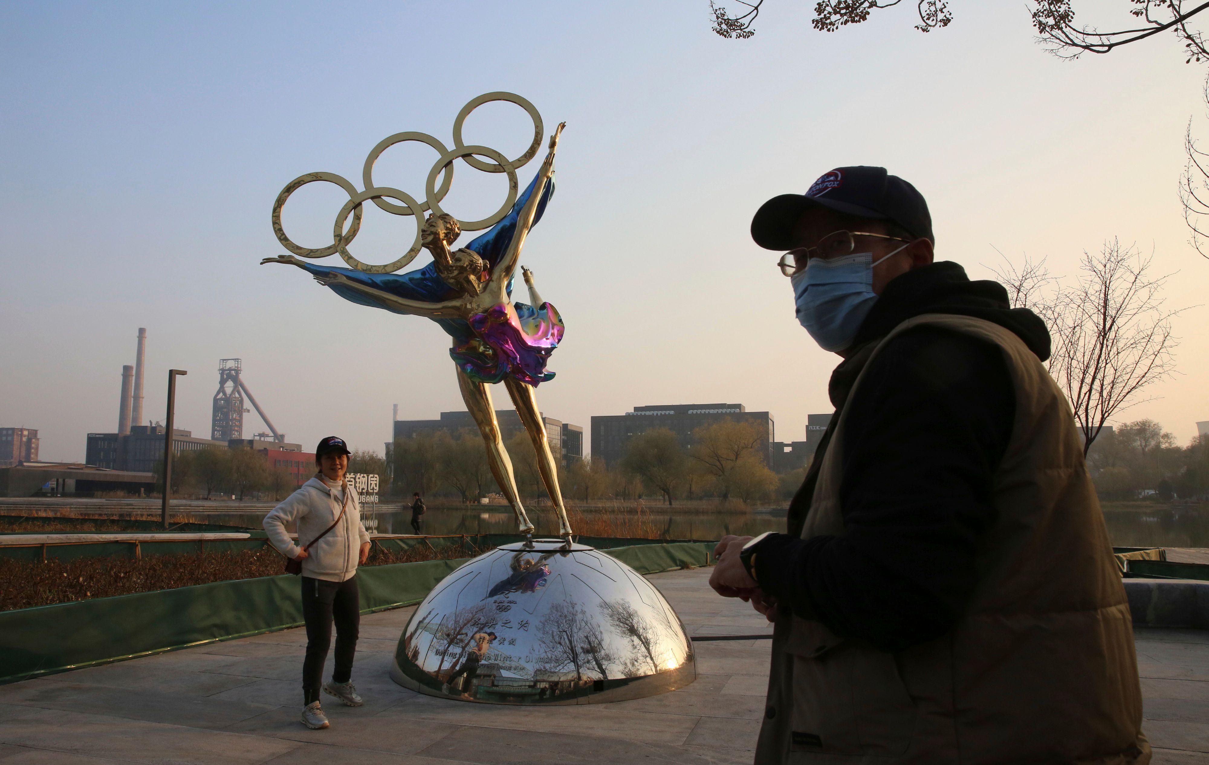 Download von www.picturedesk.com am 08.12.2021 (13:02).  An object of skaters and the Olympic Symbol is displayed in front a building that houses the Beijing Organising Committee for the 2022 Olympic and Paralympic Winter Games in Beijing on Nov. 17, 2021. ( The Yomiuri Shimbun via AP Images ) - 20211207_PD2506 - Rechteinfo: Rights Managed (RM)