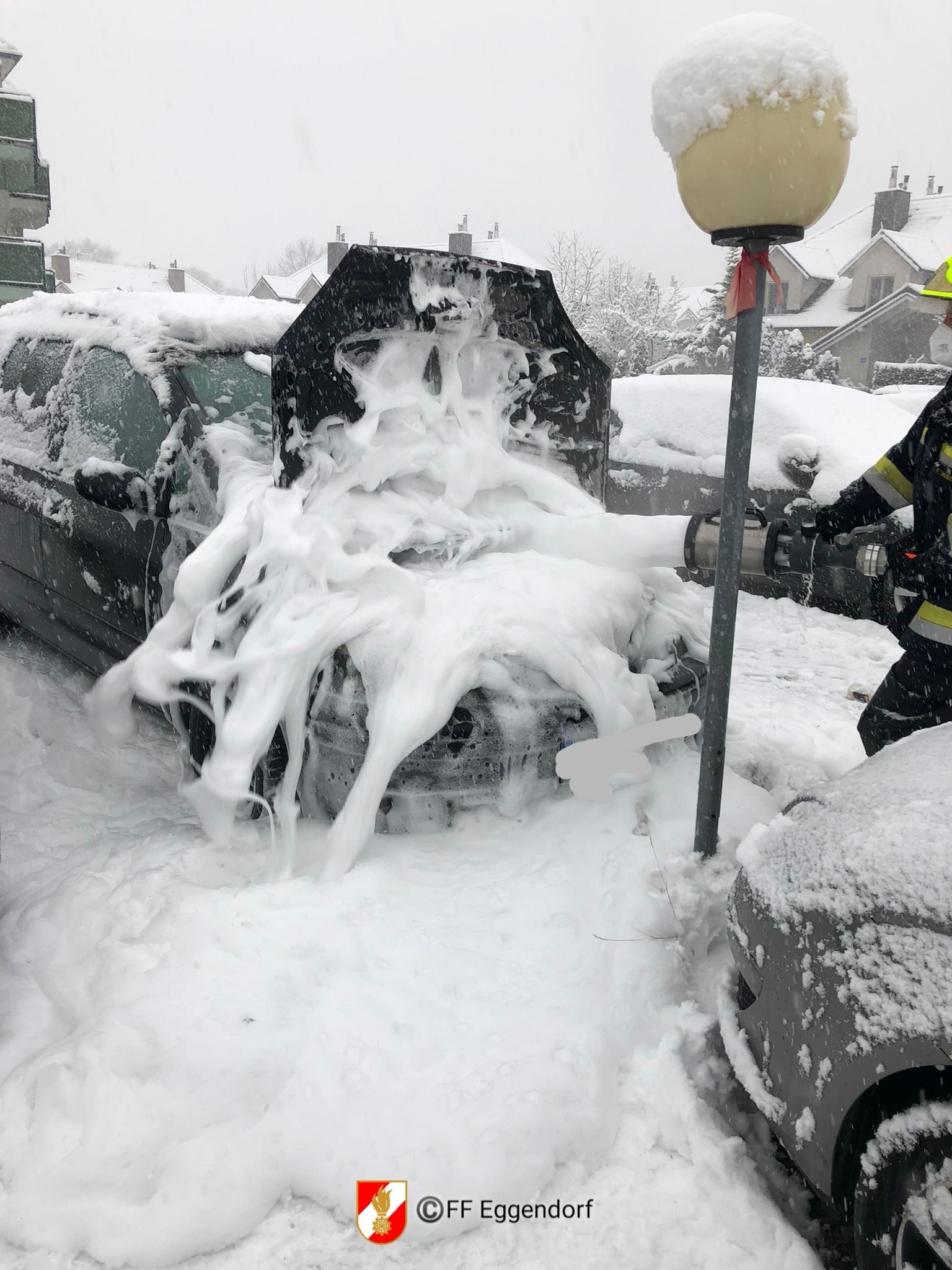 Weißer Schnee und weißer Schaum.