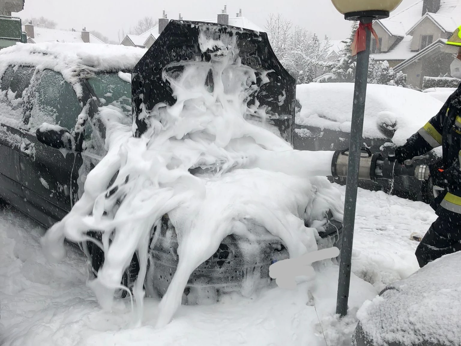 Weißer Schnee und weißer Schaum.