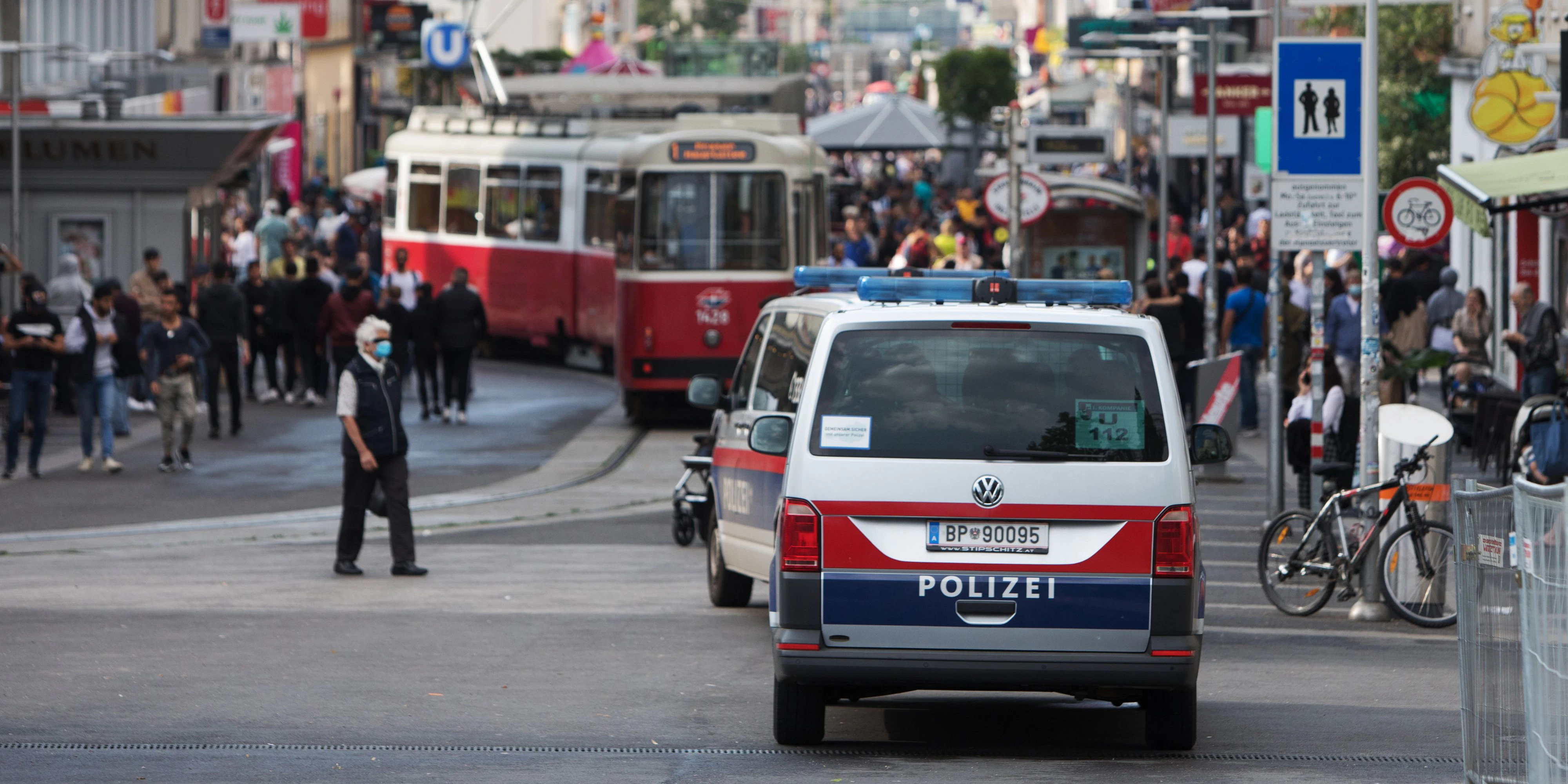 Der 27-Jährige soll von zwei Arbeitskollegen bedroht und geschlagen worden sein.