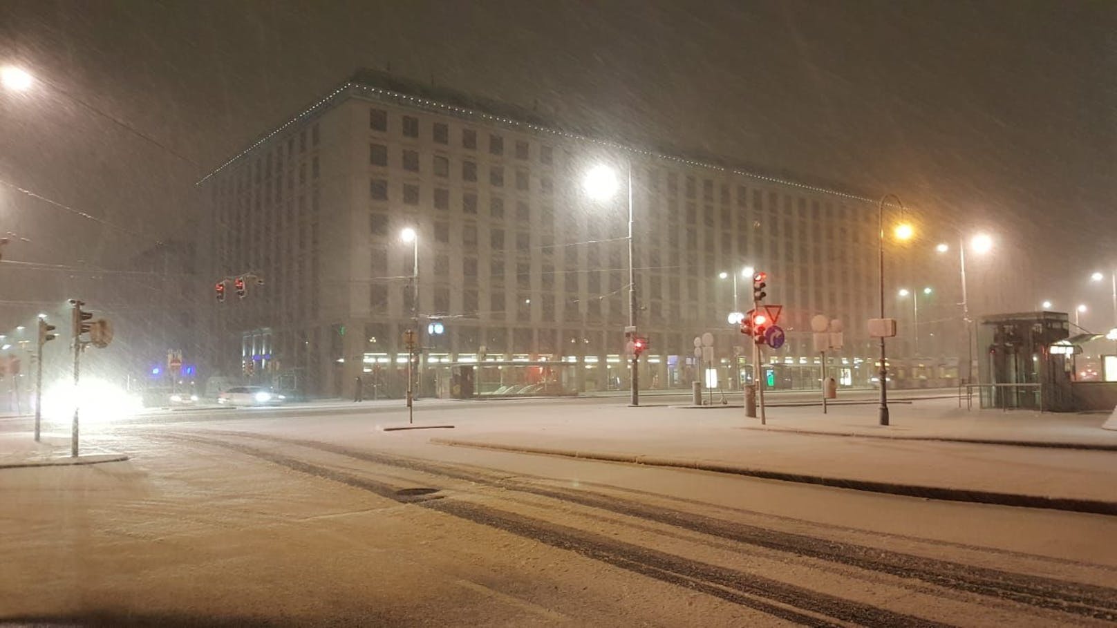 Eine dicke Schnee-Walze überrollt das ganze Land, in Wien wurde die rote Wetter-Warnstufe ausgerufen.