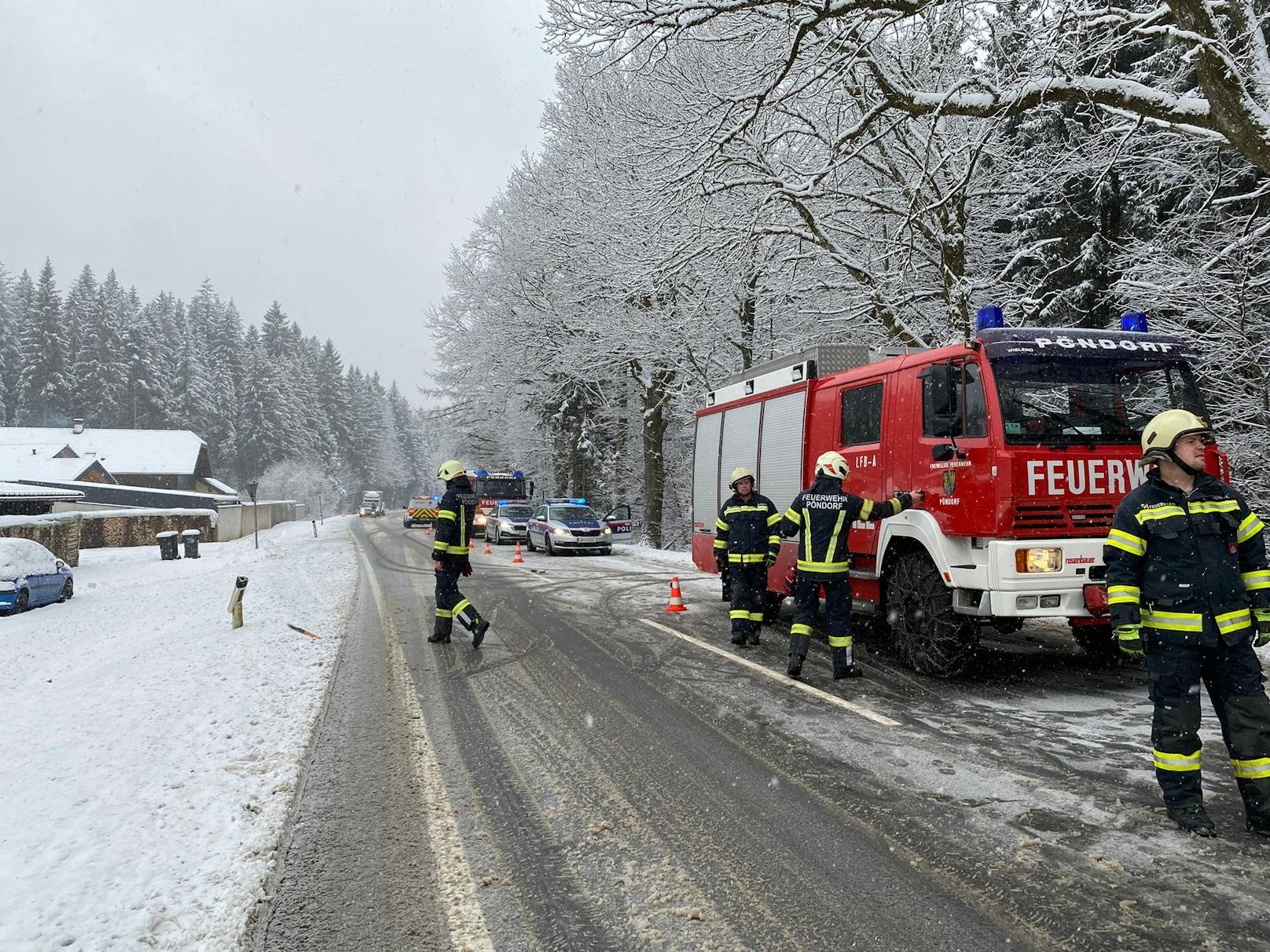 Das Unglück passierte auf schneeglatter Fahrbahn.