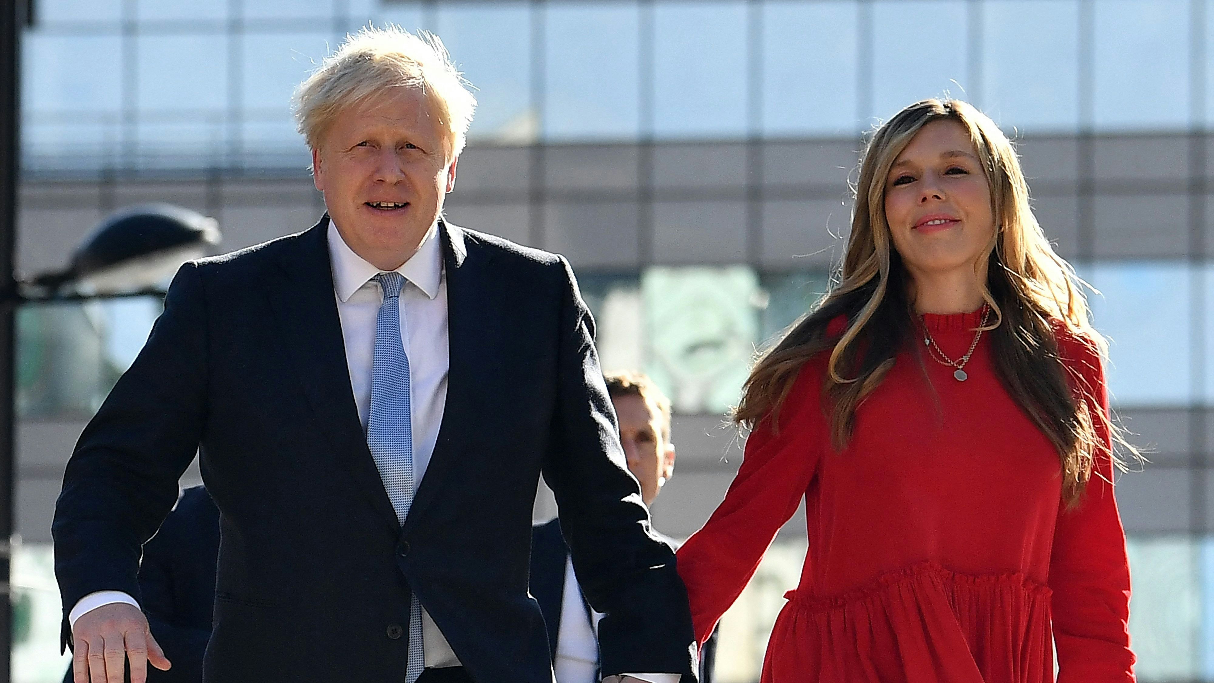 Download von www.picturedesk.com am 09.12.2021 (14:55).  (FILES) In this file photo taken on October 6, 2021 Britain's Prime Minister Boris Johnson (L) and his wife Carrie (R) arrive at the Manchester Central convention centre ahead of his keynote speech on the final day of the annual Conservative Party Conference in Manchester, northwest England. - Johnson became a father again, after his wife, Carrie, gave birth to a girl, Downing Street said on December 9, 2021. (Photo by Ben STANSALL / AFP) - 20211006_PD14794 - Rechteinfo: Rights Managed (RM) Nur für redaktionelle Nutzung! Werbliche Nutzung erfordert Freigabe: bitte schicken Sie uns eine Anfrage.
