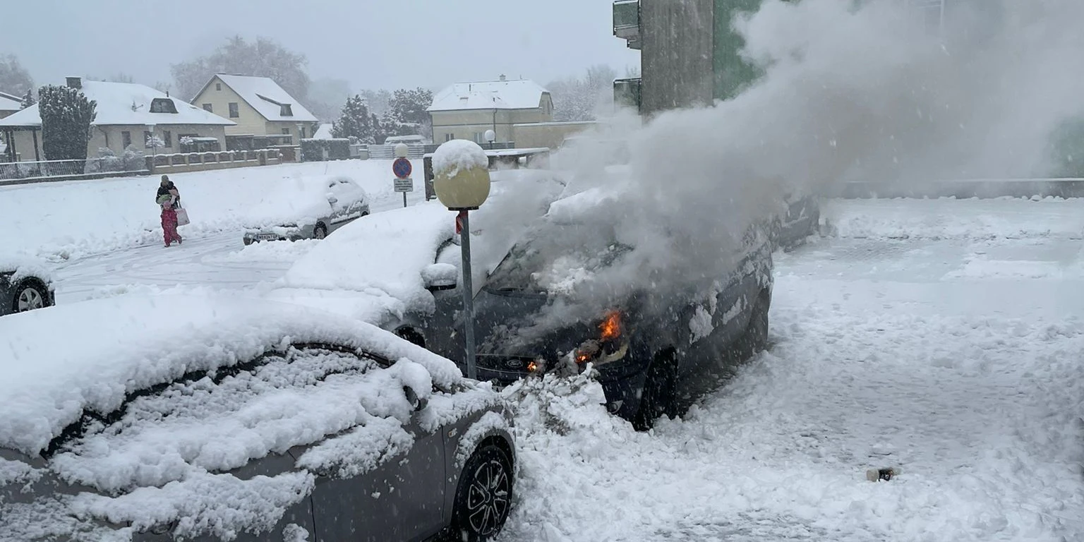 Das brennende Auto.
