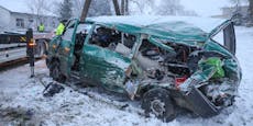 Schwerer Schnee-Crash – Fahrer in Wrack eingeschlossen