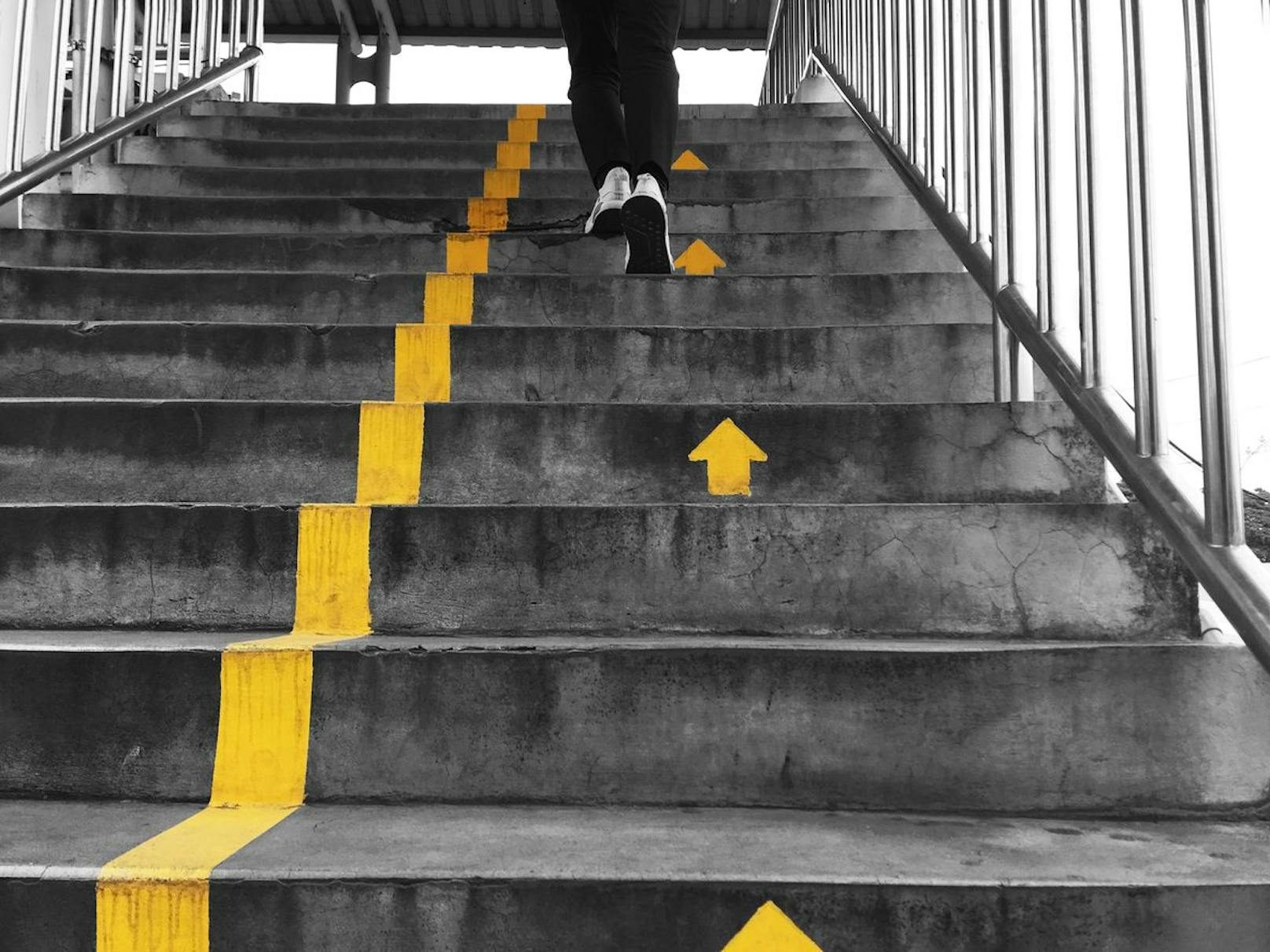 Ein Klassiker unter den Übungen im Alltag wäre Stiegensteigen. Ob in der U-Bahn oder im eigenen Wohngebäude - durch diese Abwechslung zum Lift oder den Rolltreppen kommt dein Herz-Kreislauf-System ordentlich in Schwung.