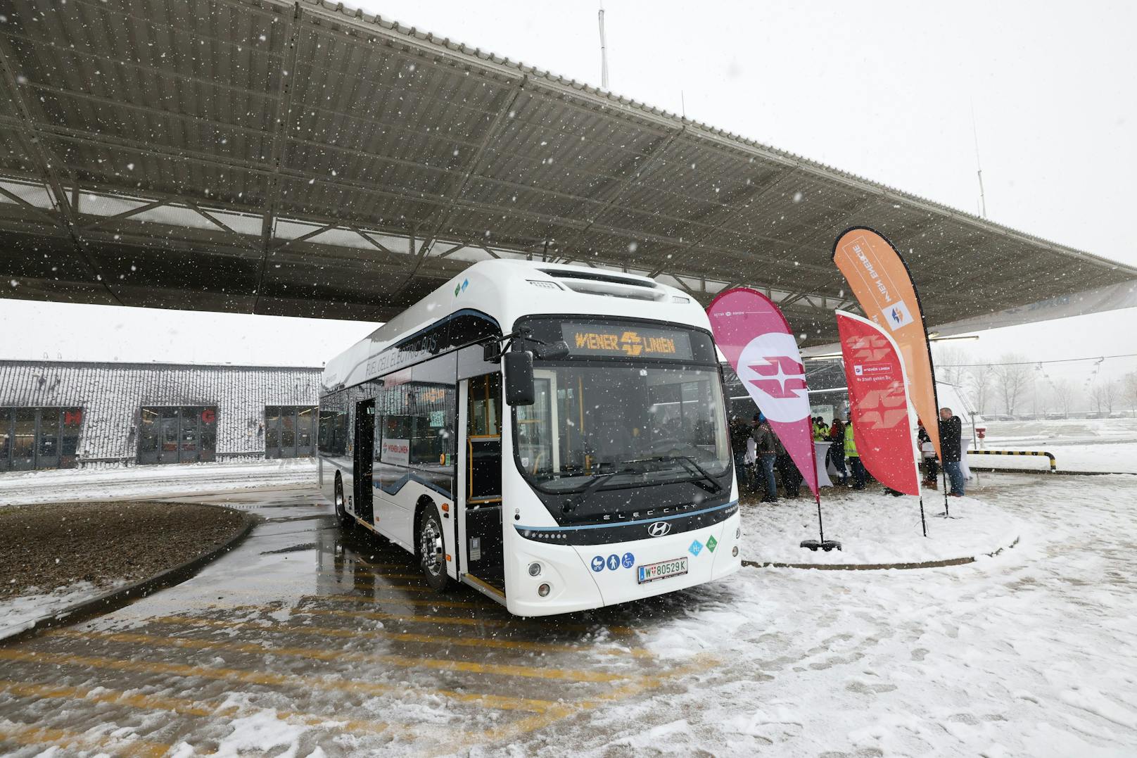 In Floridsdorf wurde heute Wiens erste Wasserstoff-Tankstelle in Betrieb genommen. Erster Abnehmer war ein Bus der Wiener Linien.