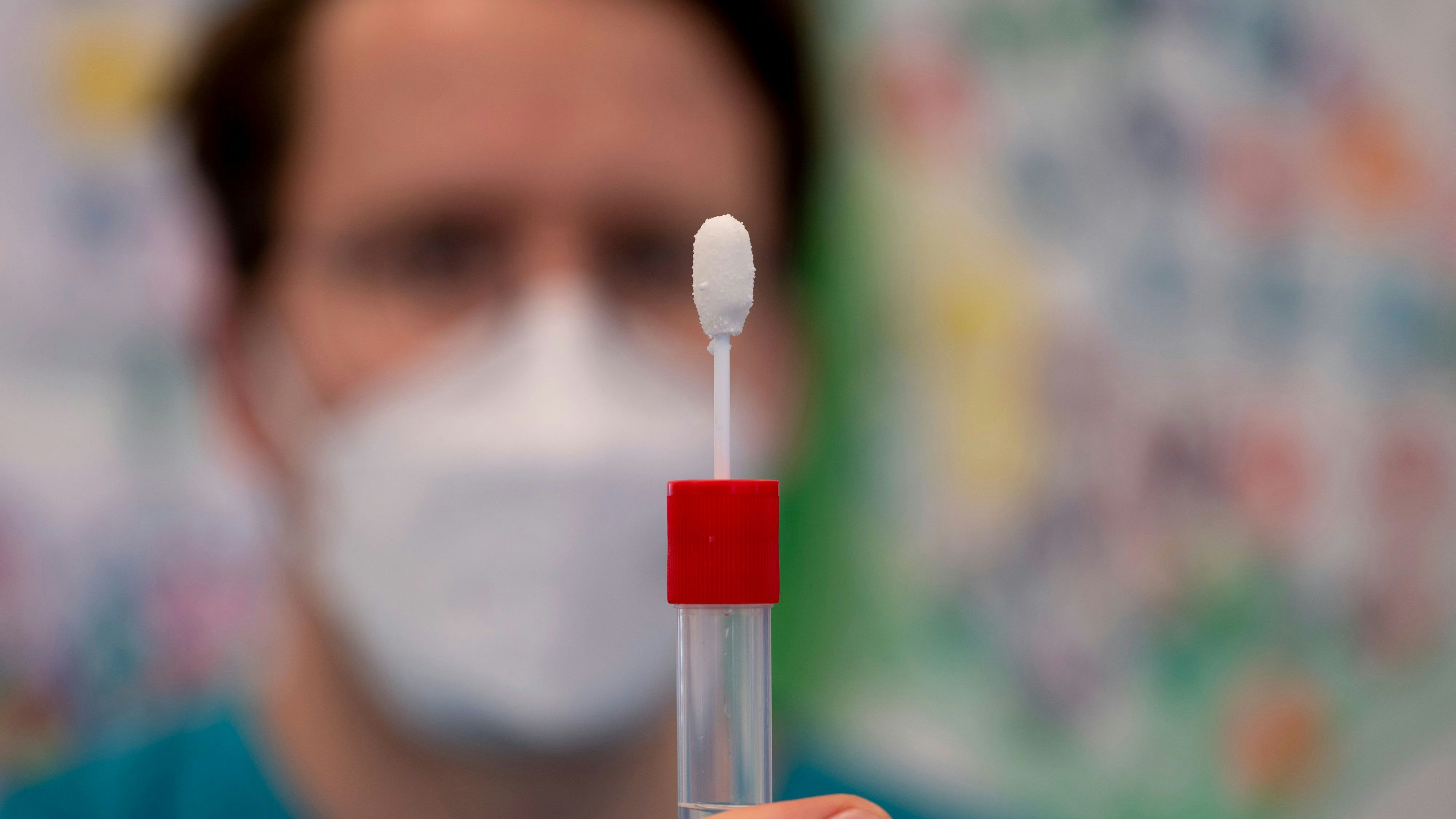 Mit dem Antigen-Speicheltest ist die Erkennung einer Corona-Infektion kinderleicht.