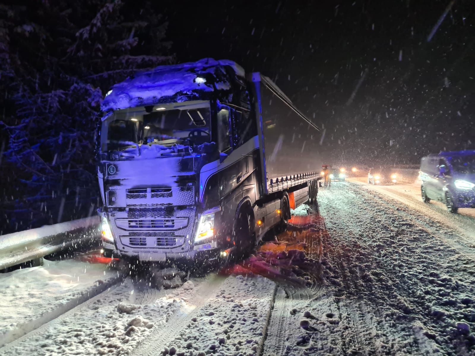 Die Schneemassen sorgten für Stau auf der A2.