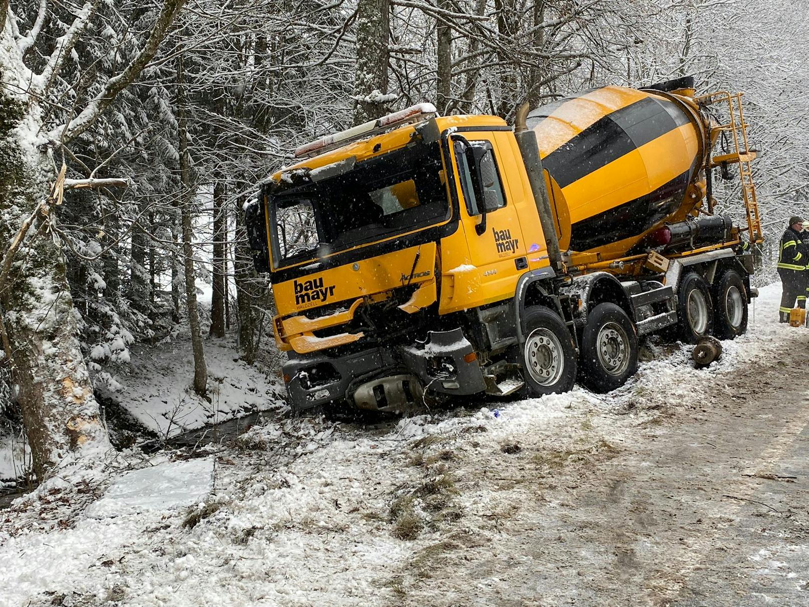 Der Betonmischer war gegen einen Baum geprallt.