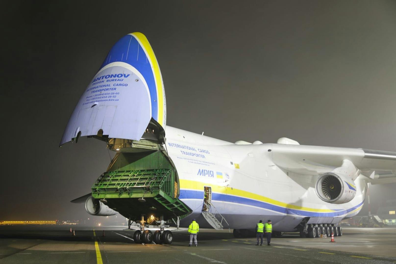 Dazu klappt das Flugzeug die Nase nach oben.