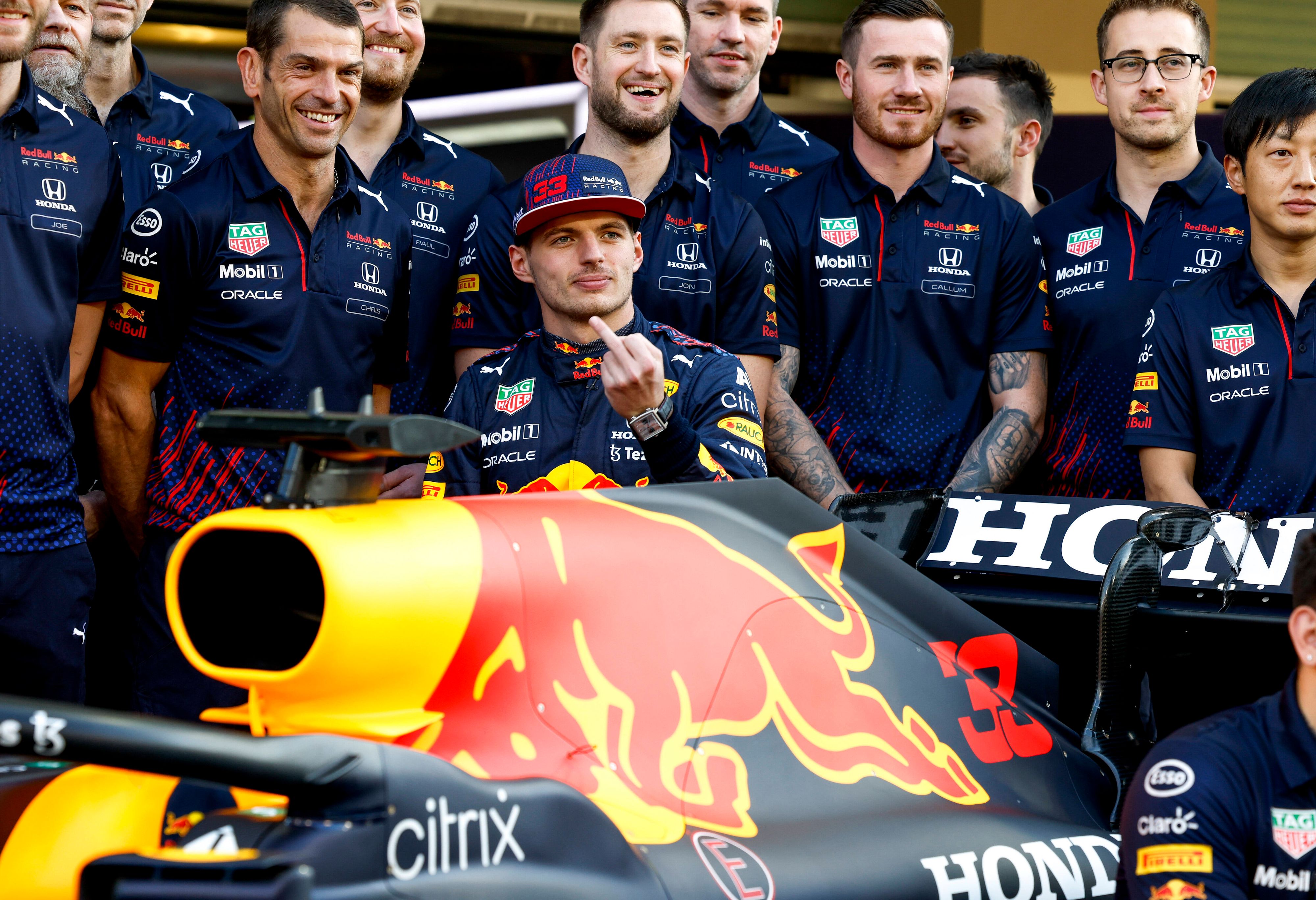 Max Verstappen zeigt den Stinkefinger. 