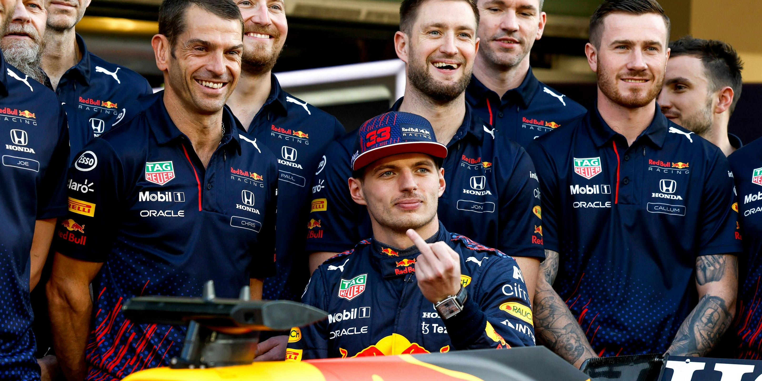 Max Verstappen zeigt den Stinkefinger. 