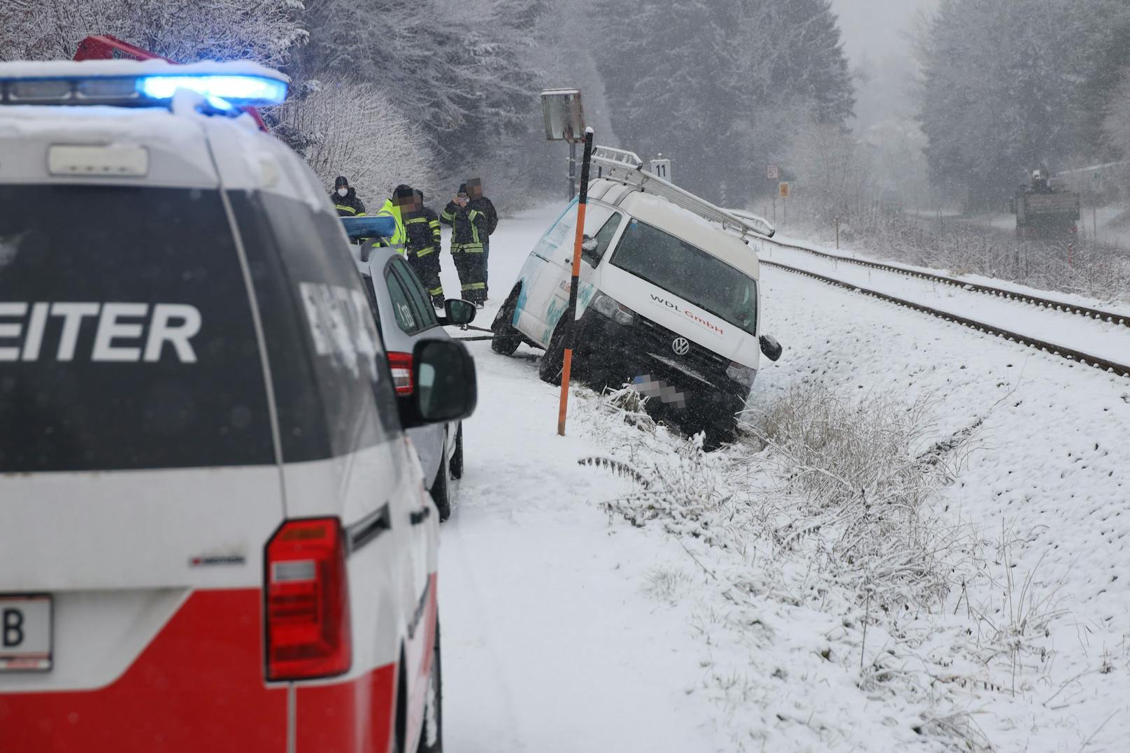 In Sattledt (Bezirk Wels-Land) ist Donnerstagvormittag ein Kleintransporter auf der Schneefahrbahn von der Straße abgekommen und über die Straßenböschung gerutscht.