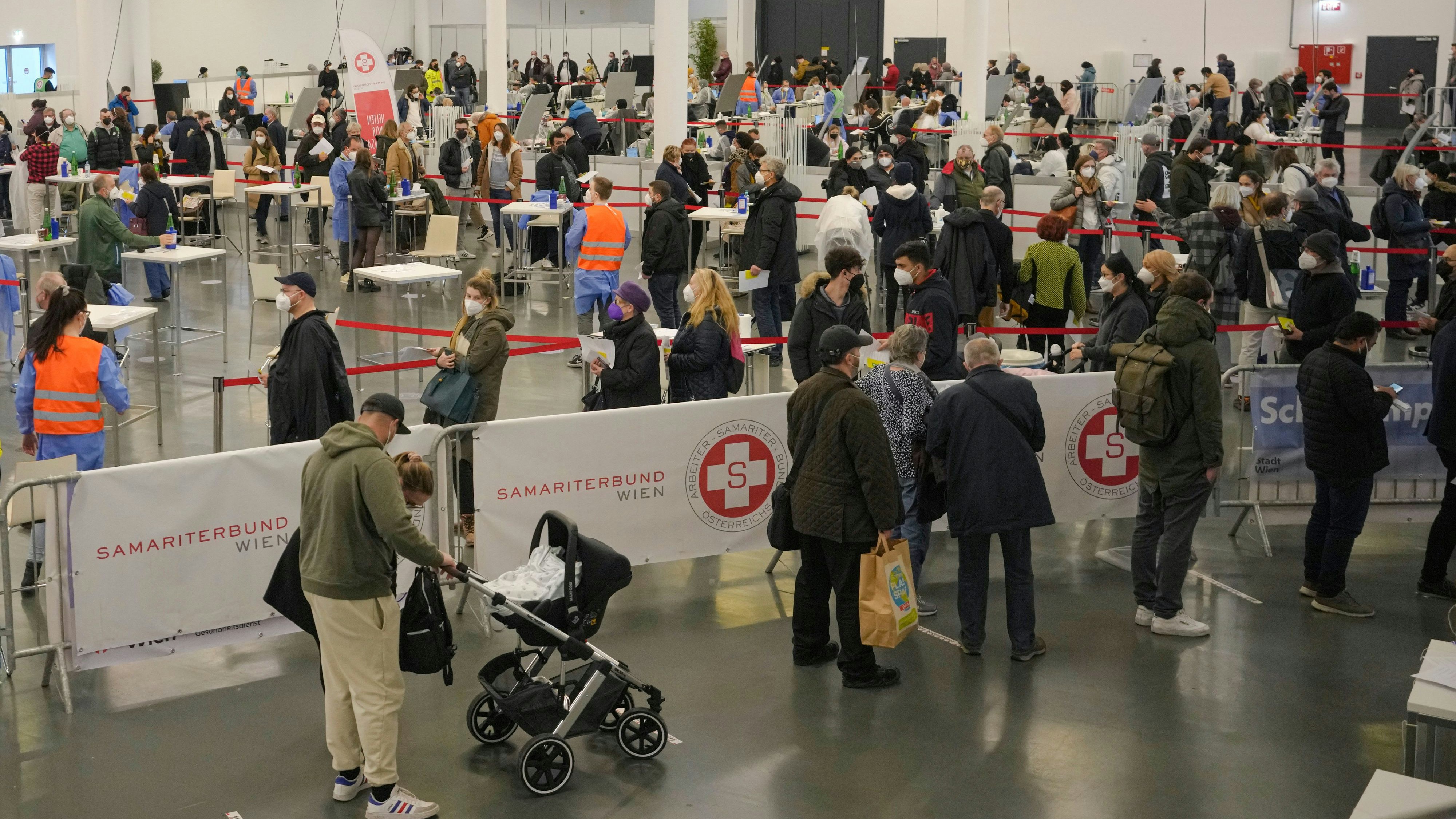 Impfschlange im Austria Center Vienna. Mit der Impfpflicht wird wieder ein enormer Andrang erwartet.