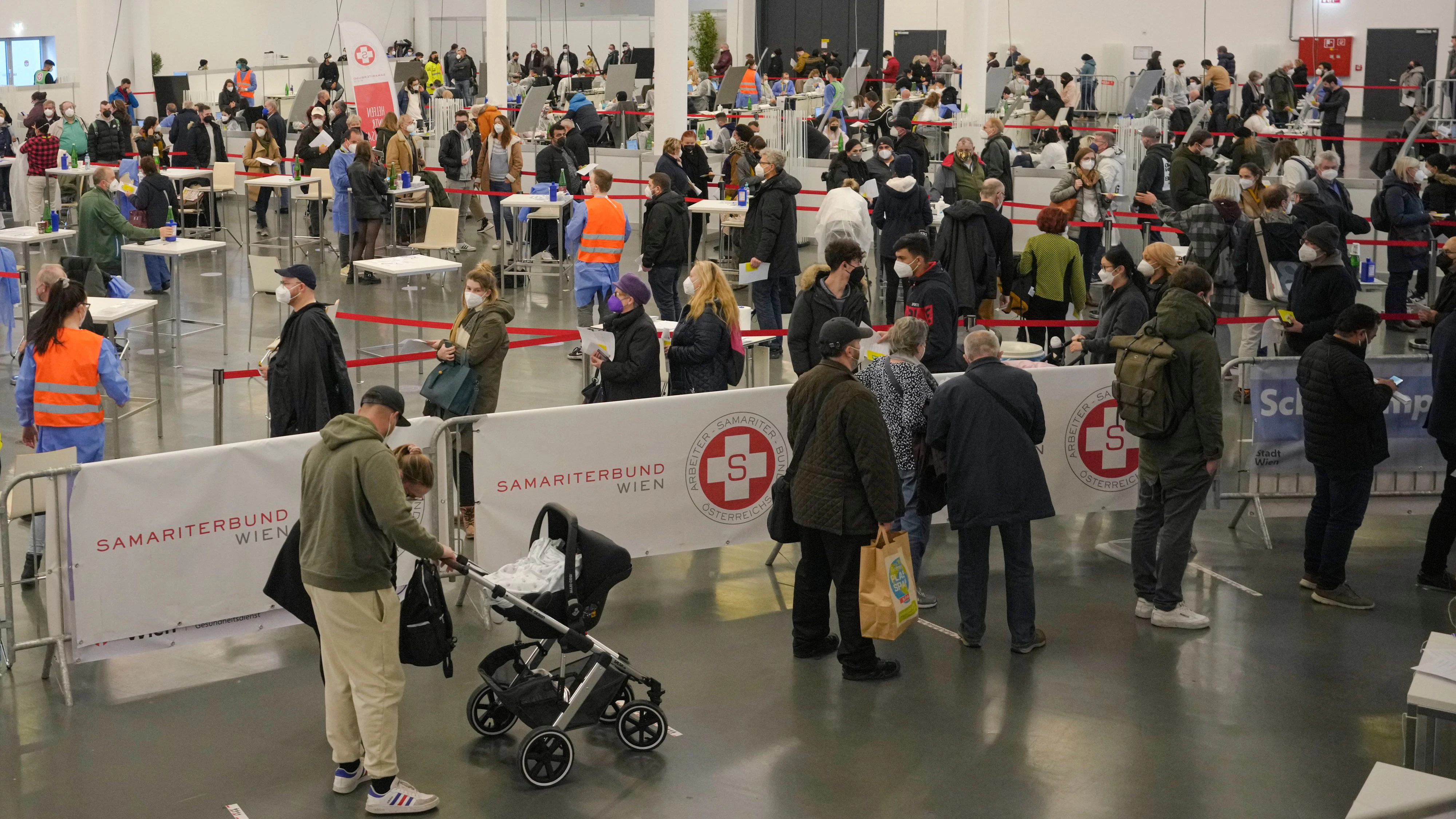 Impfschlange im Austria Center Vienna. Mit der Impfpflicht wird wieder ein enormer Andrang erwartet.