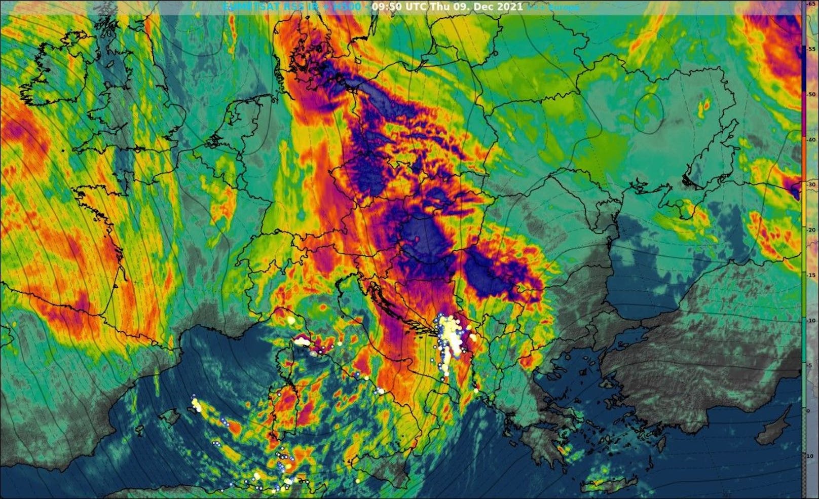 IR-Satellitenbild mit Blitzen und Lages des Tiefs.