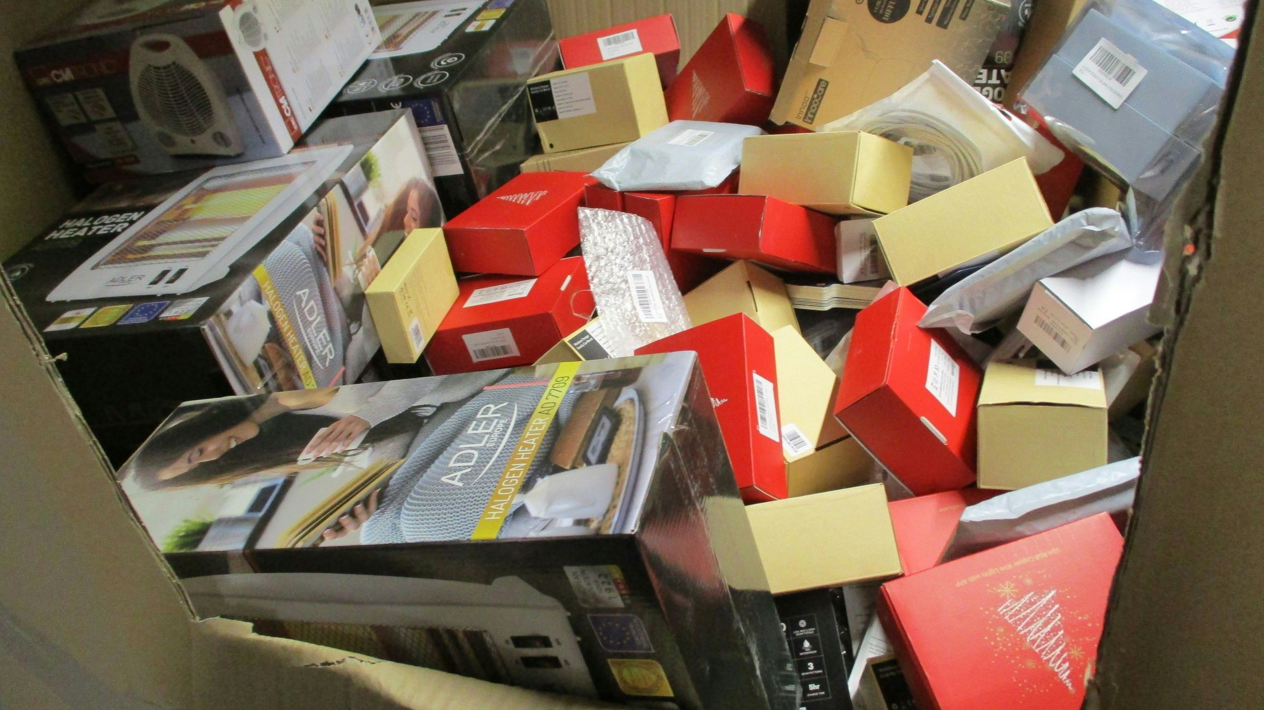 1,4 Millionen Pakete aus Österreich mit neuwertiger Kleidung und Elektronik vernichtet