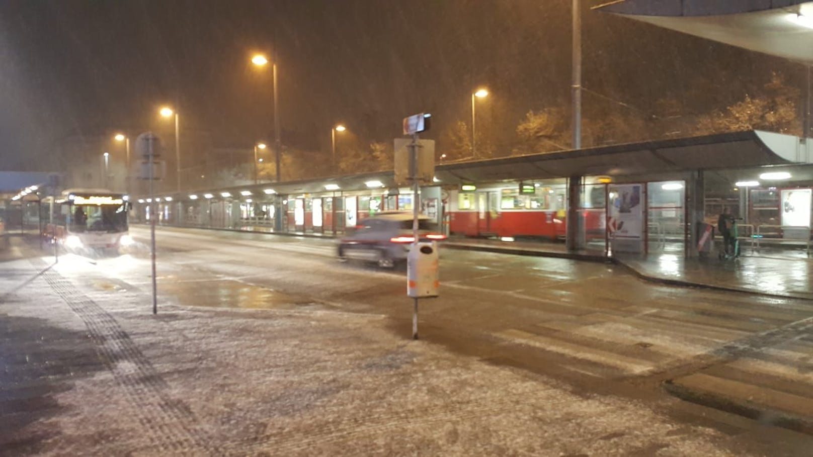 Eine dicke Schnee-Walze überrollt das ganze Land, in Wien wurde die rote Wetter-Warnstufe ausgerufen.