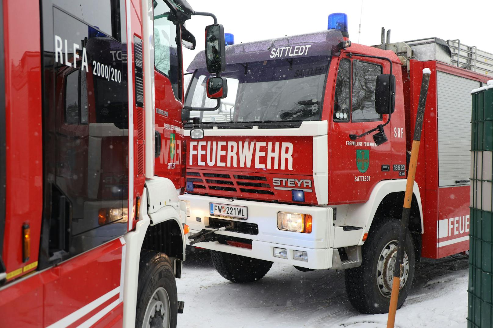 In Sattledt (Bezirk Wels-Land) ist Donnerstagvormittag ein Kleintransporter auf der Schneefahrbahn von der Straße abgekommen und über die Straßenböschung gerutscht.