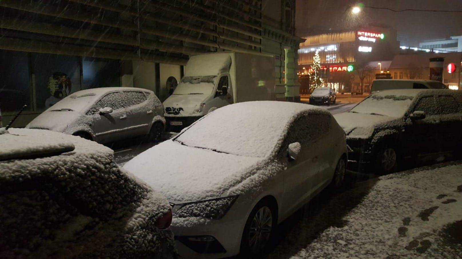 Eine dicke Schnee-Walze überrollt das ganze Land, in Wien wurde die rote Wetter-Warnstufe ausgerufen.