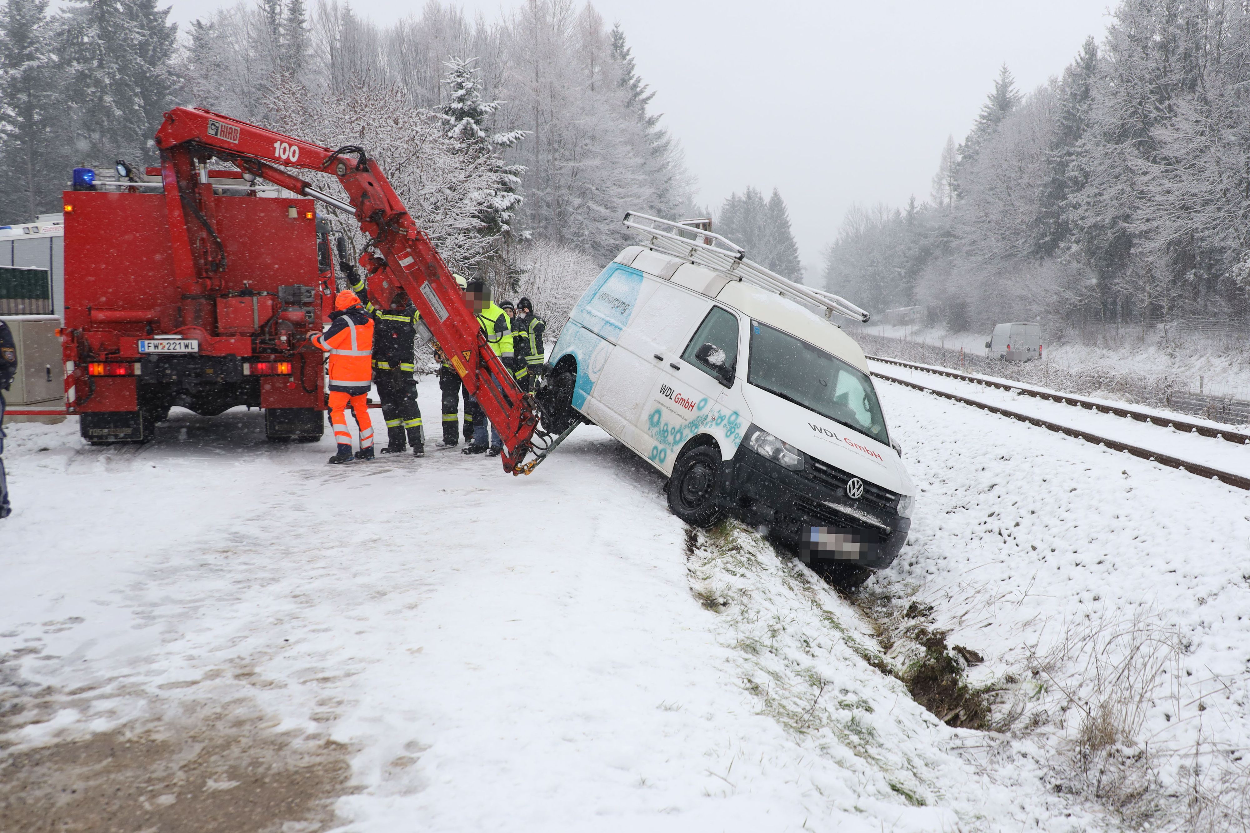 . In Sattledt (Bezirk Wels-Land) ist Donnerstagvormittag ein Kleintransporter auf der Schneefahrbahn von der Straße abgekommen und über die Straßenböschung gerutscht.