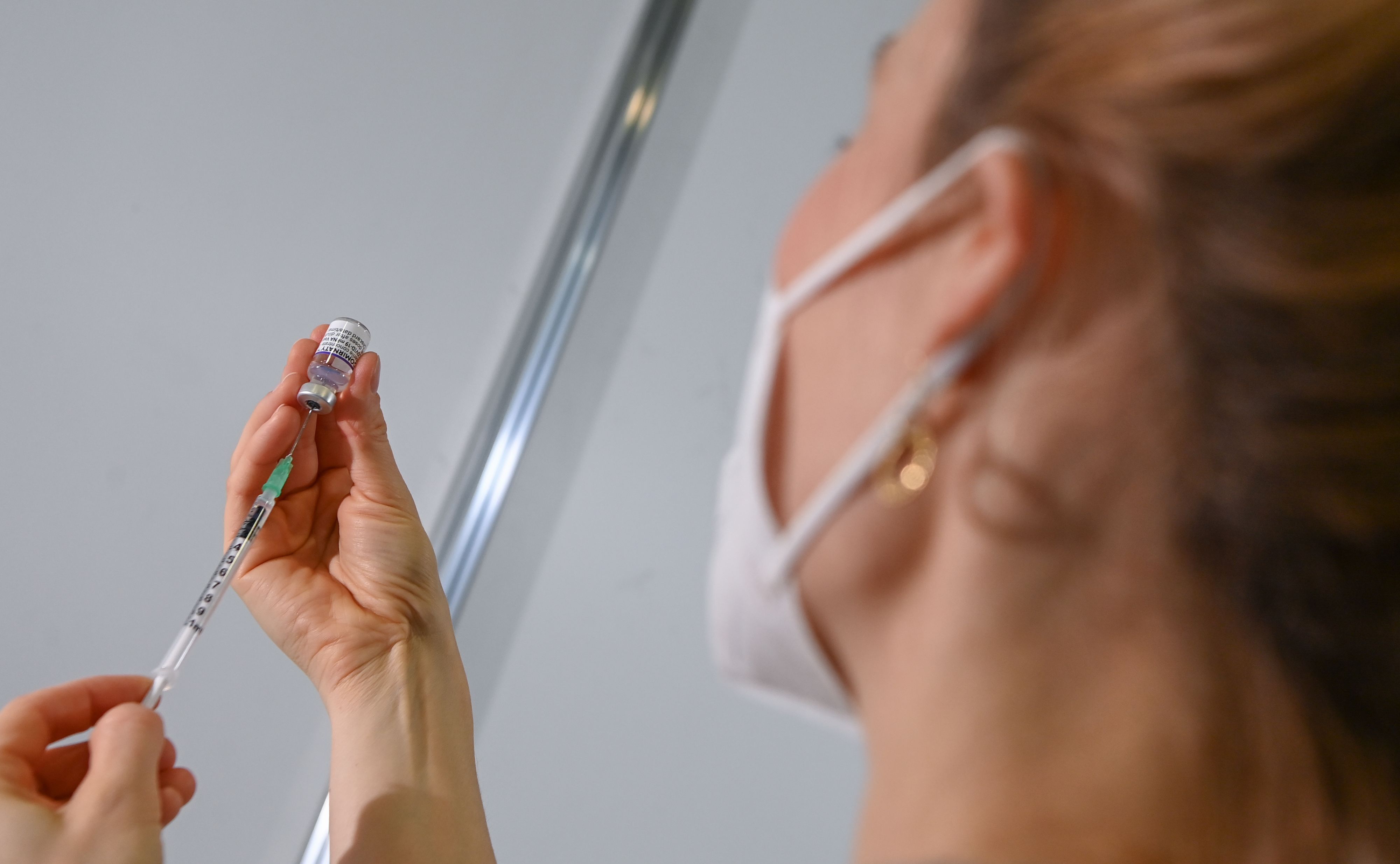 Download von www.picturedesk.com am 09.12.2021 (14:01).  08 December 2021, Brandenburg, Potsdam: Pediatrician Lisa Freude prepares a syringe for a vaccination in one of the five vaccination streets in the Schinkelhalle. From now on, first, second and booster vaccinations are offered here from Wednesday to Saturday. In cooperation of the city with the DRK-Landesverband Brandenburg, 3000 vaccinations can be carried out per week. Photo: Jens Kalaene/dpa-zentralbild/dpa - 20211208_PD2991 - Rechteinfo: Rights Managed (RM)