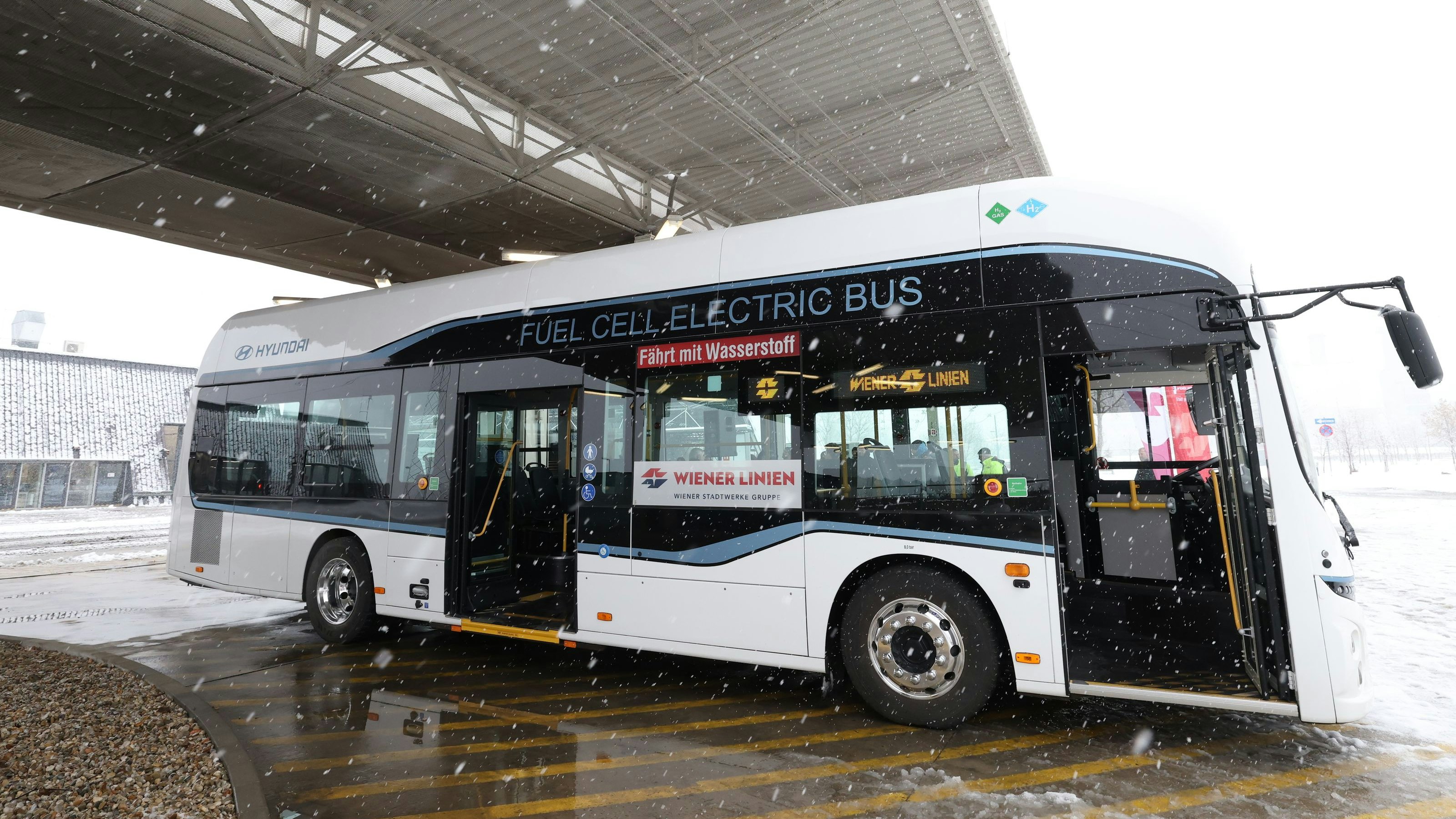 v.l.n.r: Gudrun Senk, Geschäftsführerin der Wiener Wasserstoff GmbH, Gerhard Fida, Geschäftsführer der Wiener Netze, Stadtrat Peter Hanke und Wiener Linien-Geschäftsführer Günter Steinbauer