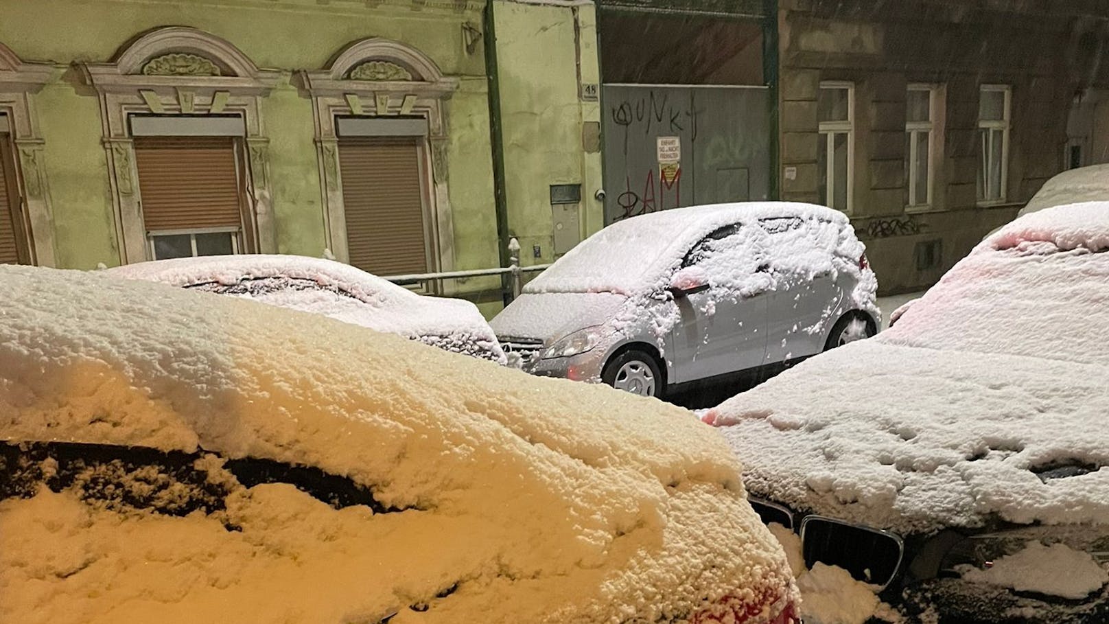 Eine dicke Schnee-Walze überrollt das ganze Land, in Wien wurde die rote Wetter-Warnstufe ausgerufen.