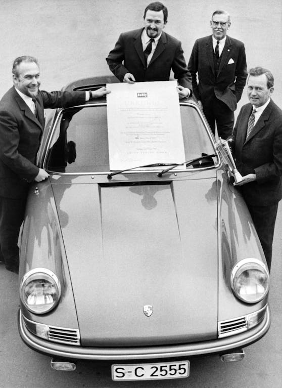 Zum "Schönsten Auto des Jahres" wurde der Porsche 911 S im Jahre 1968 gekürt. Am Bild: Konstrukteur Ferdinand Alexander Porsche (2.v.l.)