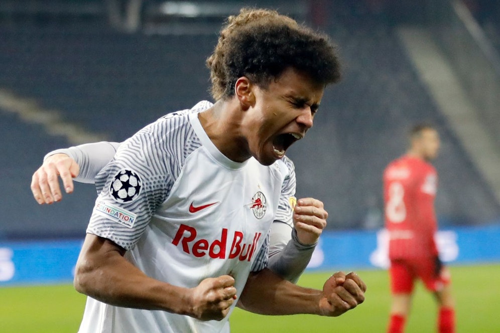 Karim Adeyemi bejubelt seinen Assist gegen Sevilla. 