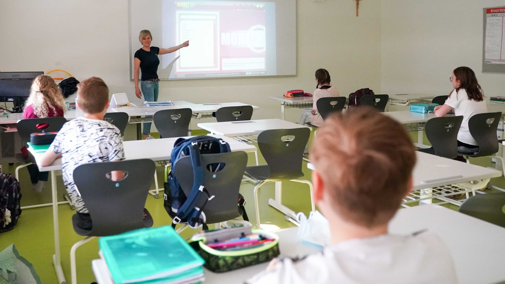 Die Schulen haben weiterhin geöffnet, die Anwesenheitspflicht ist derzeit aber ausgesetzt.