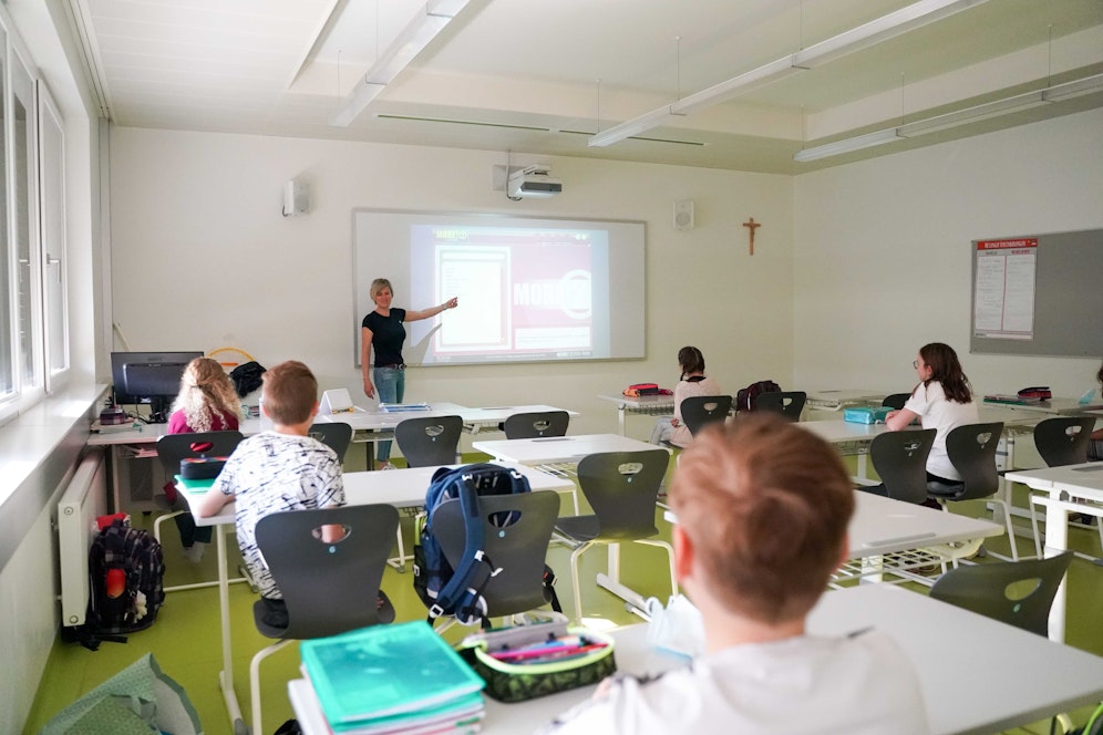 Die Schulen haben weiterhin geöffnet, die Anwesenheitspflicht ist derzeit aber ausgesetzt. (Symbolbild)